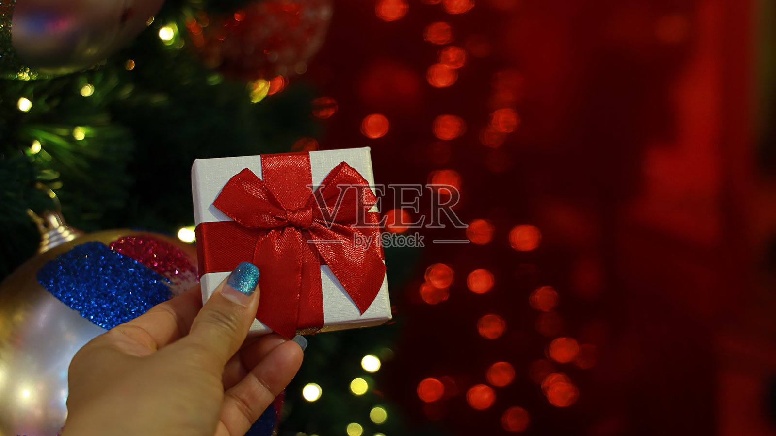 圣诞礼盒，绿色礼盒和带红色丝带的红色礼盒照片摄影图片