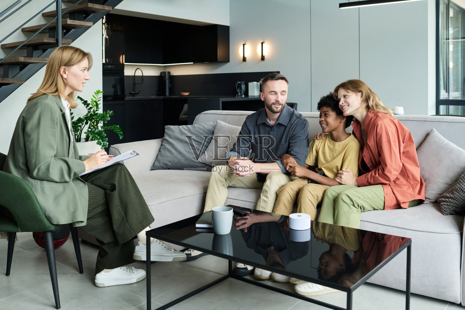 在舒适的环境中与顾问讨论家庭事务照片摄影图片