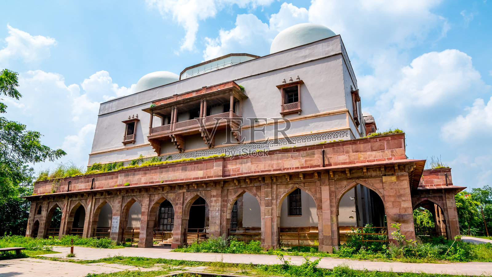 卡利亚德太阳神庙和卡利亚德宫殿是位于印度中央邦乌贾因市希普拉河岸边的一座宫殿。照片摄影图片