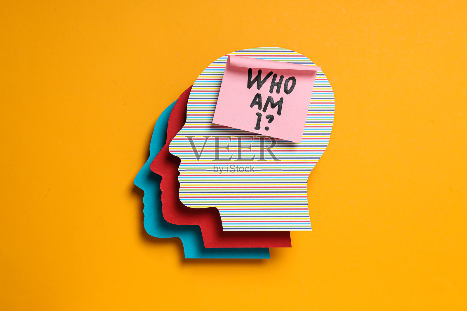 五颜六色的纸头和带文字的便条，背景为黄色照片摄影图片