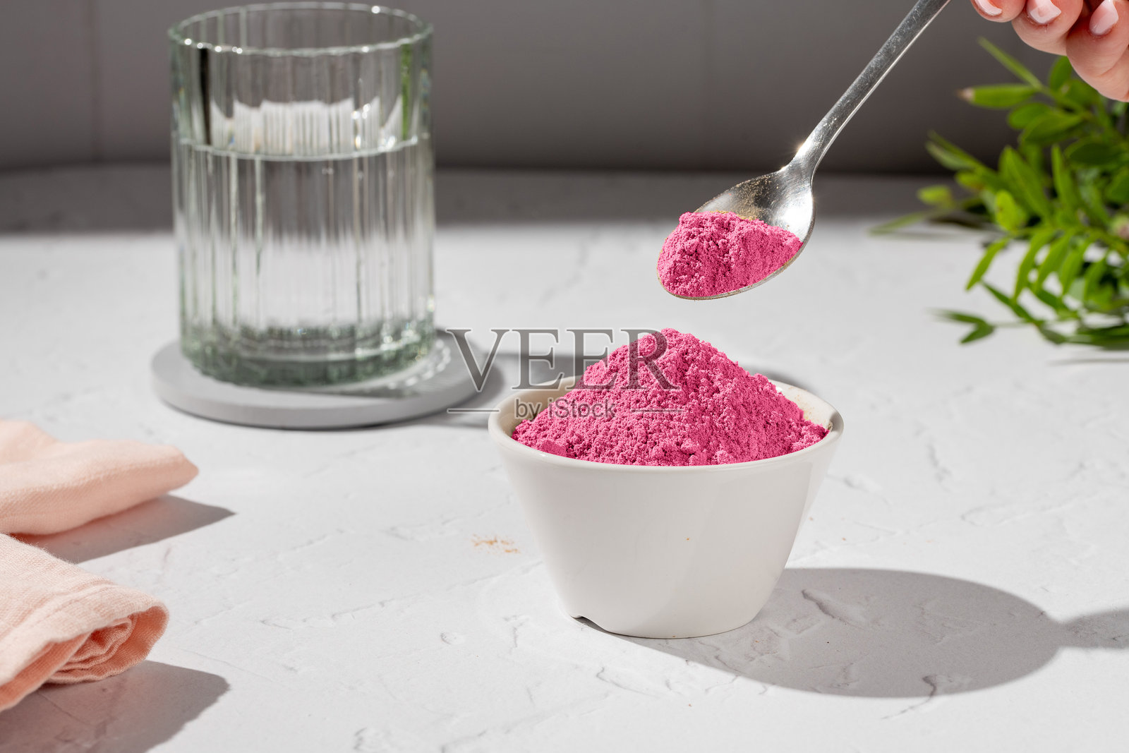 胶原蛋白亮肤粉饮料。玻璃杯中的胶原蛋白美容饮品。食品补充剂。照片摄影图片