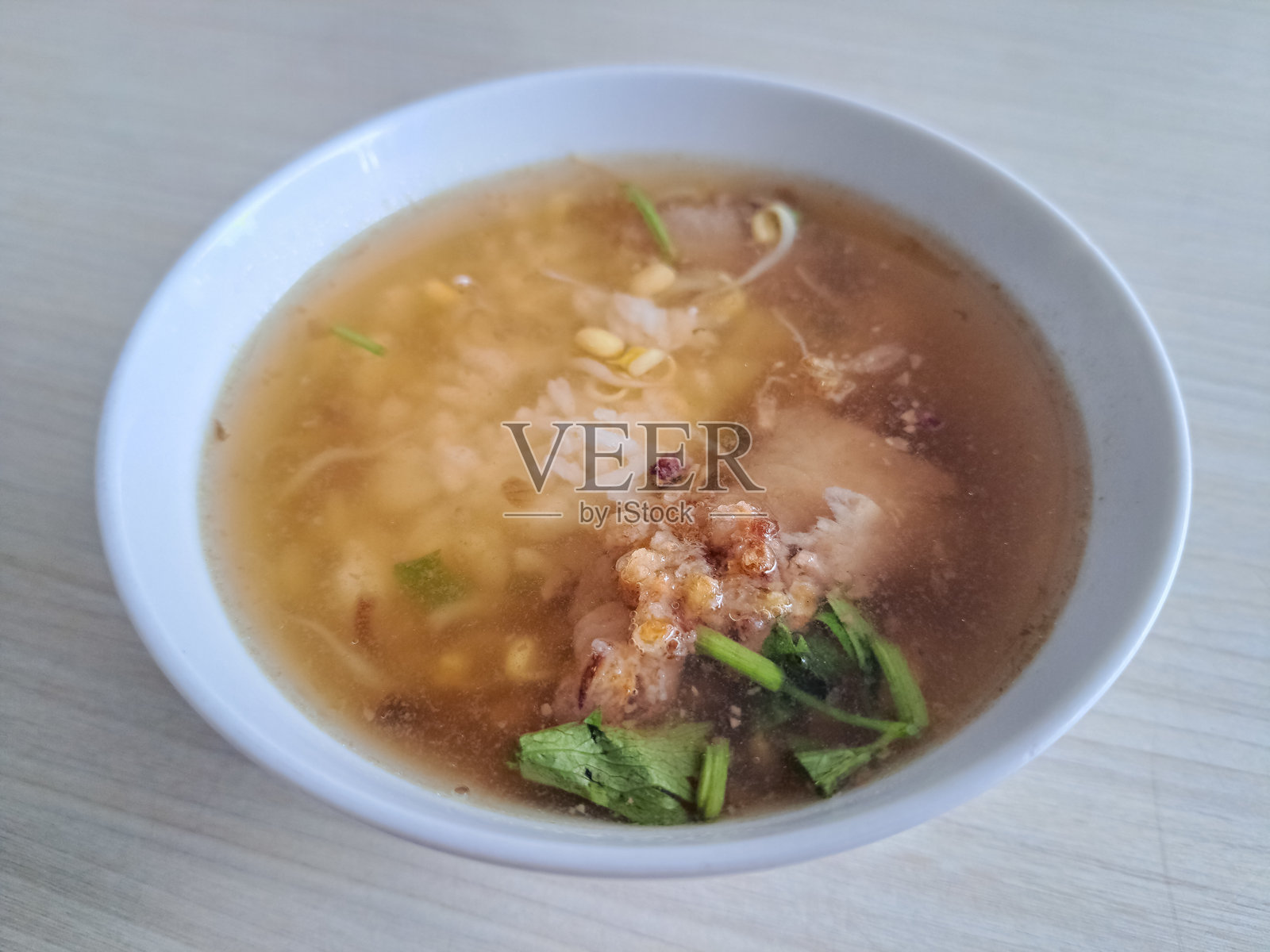 美味的鸡肉汤（Soto Ayam）是传统的印尼美食，由鸡肉、葱、豆芽、鸡肉高汤和米饭制成。菜单。照片摄影图片
