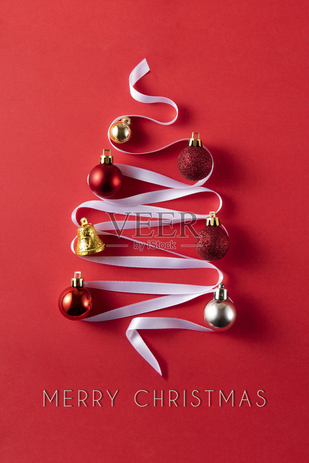 带有丝带和圣诞祝福的圣诞树照片摄影图片