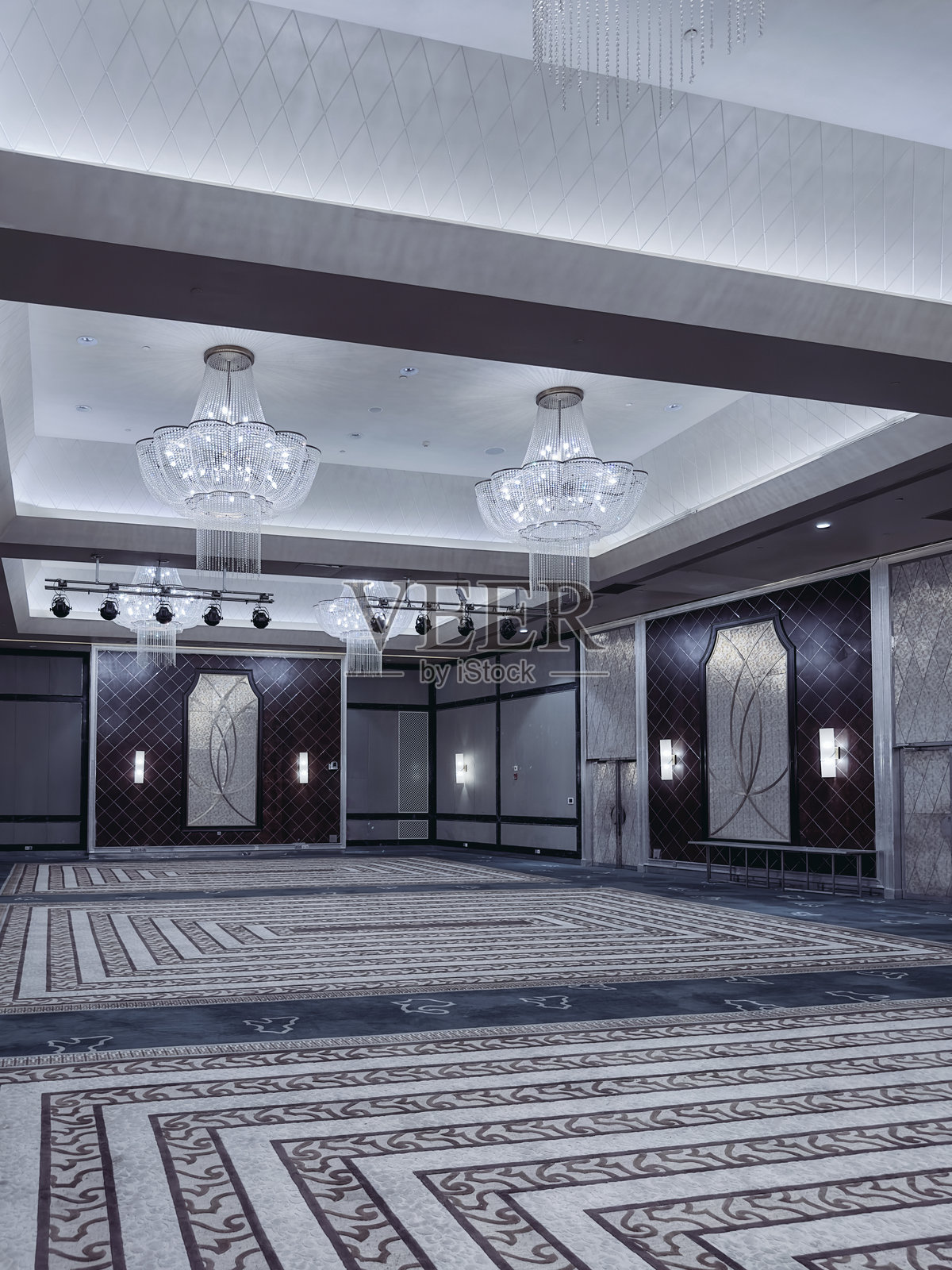 一个时尚、现代的办公室接待区，配有现代化的桌子和舒适的座椅。照片摄影图片