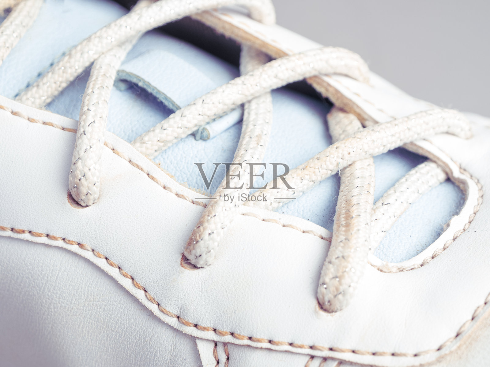 彩色鞋带的特写，完美展示了质感和细节，适合鞋类和时尚配饰。照片摄影图片