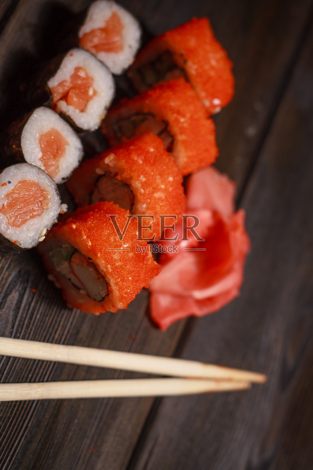 寿司卷 木制筷子 海鲜馅料 美味 亚洲美食照片摄影图片