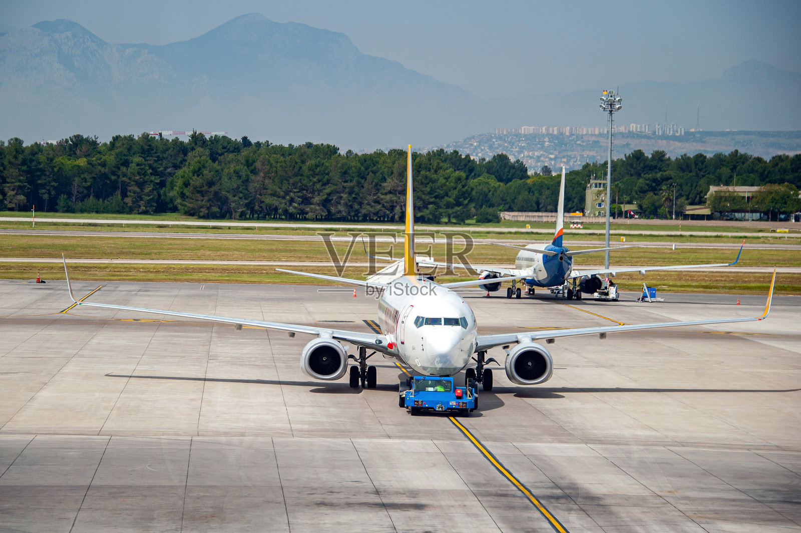 两架客机在机场等待照片摄影图片