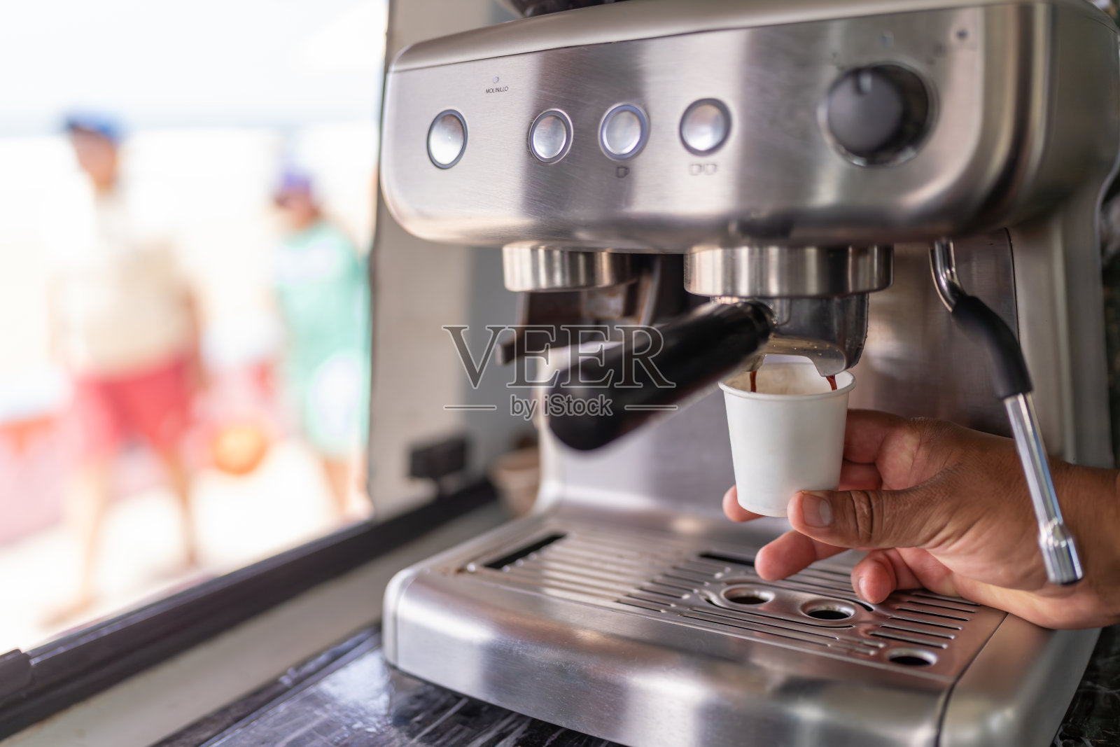 咖啡车里的咖啡师正在准备咖啡照片摄影图片