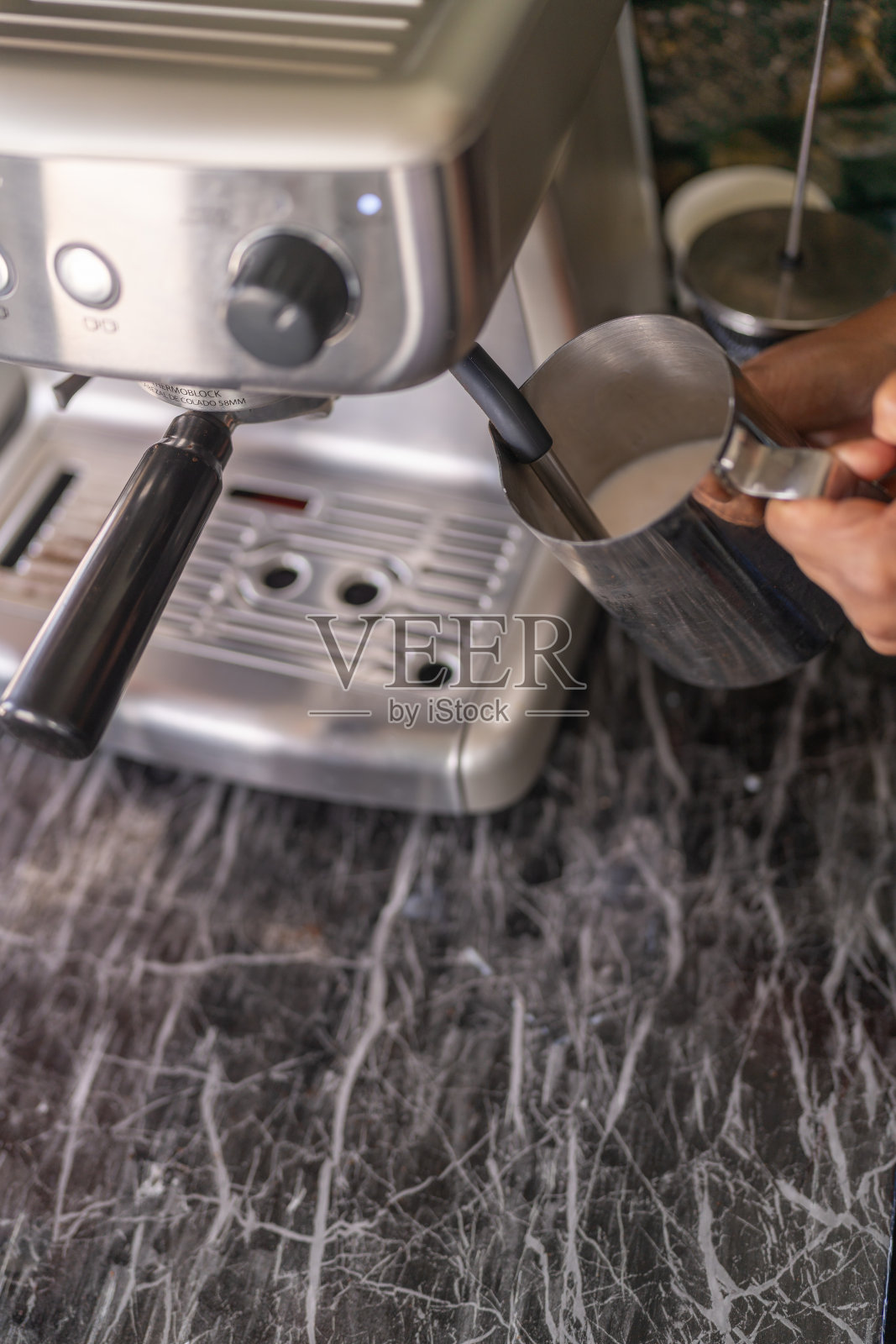 咖啡车里的咖啡师为咖啡打奶泡照片摄影图片