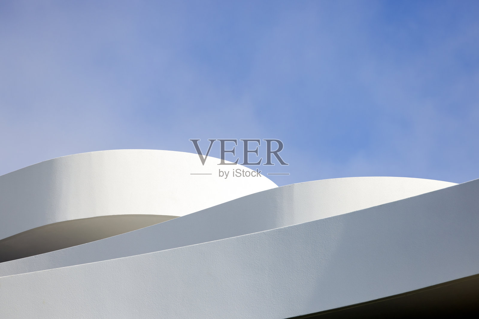 全新现代公寓大楼的顶部特写，背景留有空白空间照片摄影图片