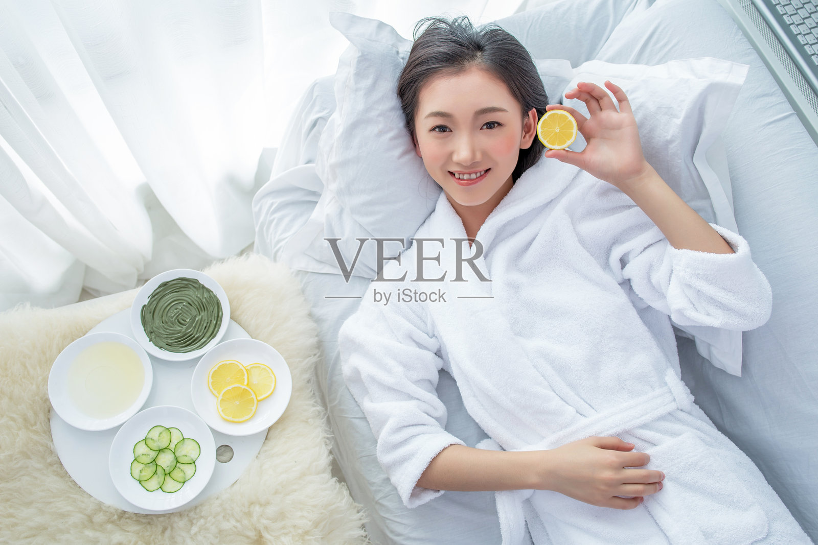 美丽的年轻女性在家进行面部护理照片摄影图片