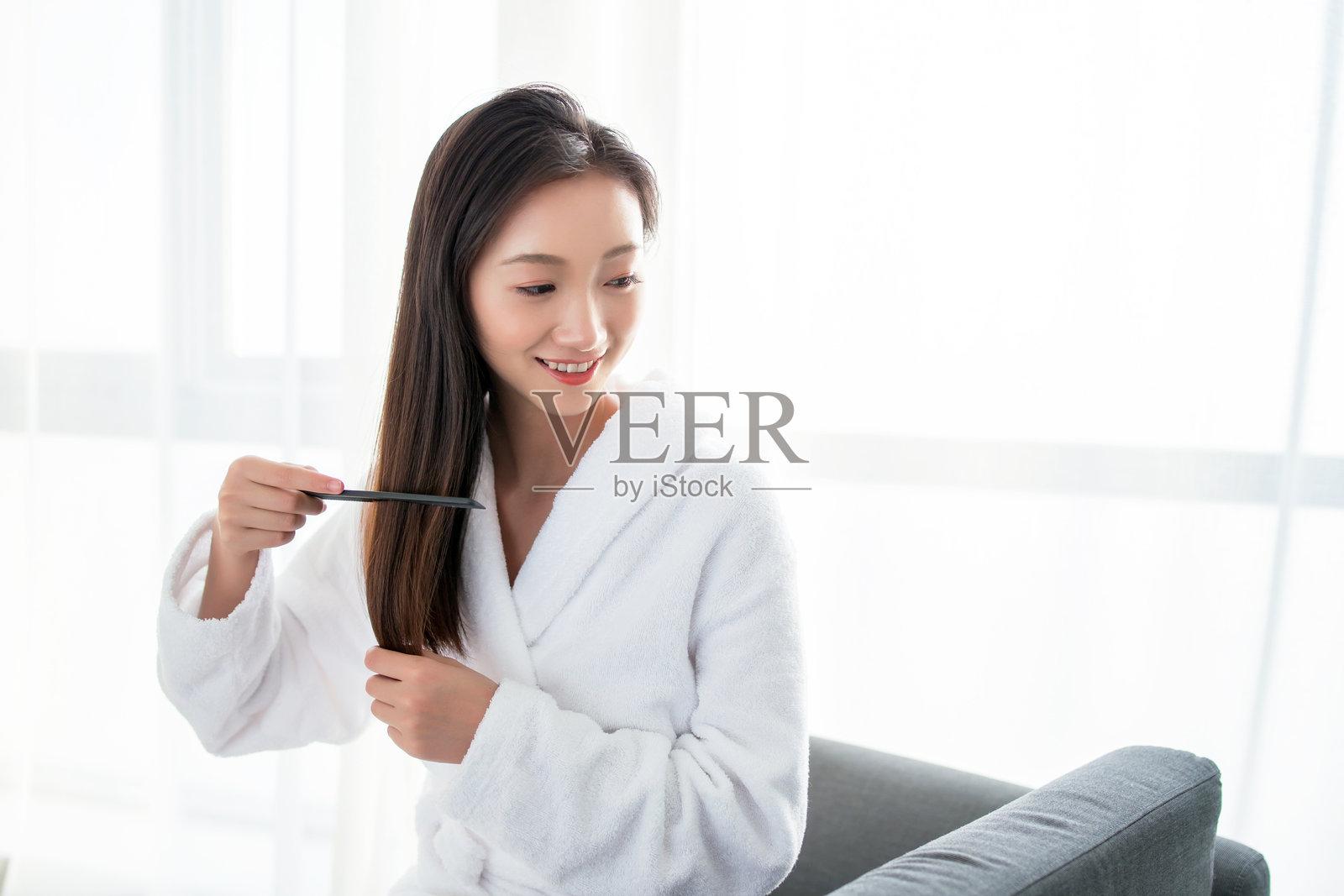 在家休息的女人照片摄影图片