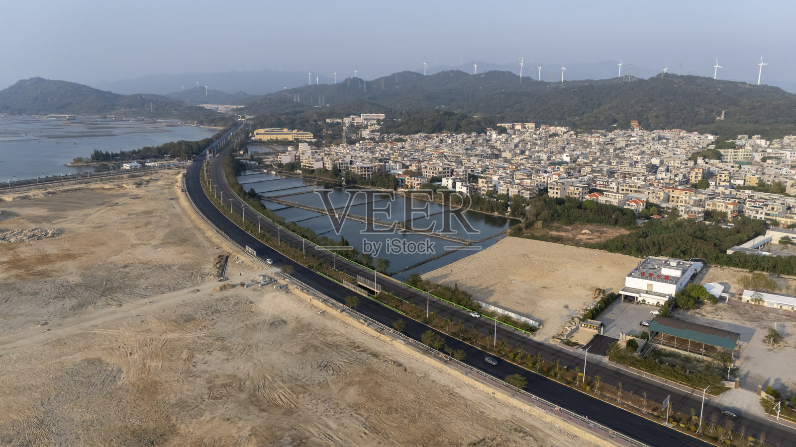 崭新的现代高速公路和城镇照片摄影图片