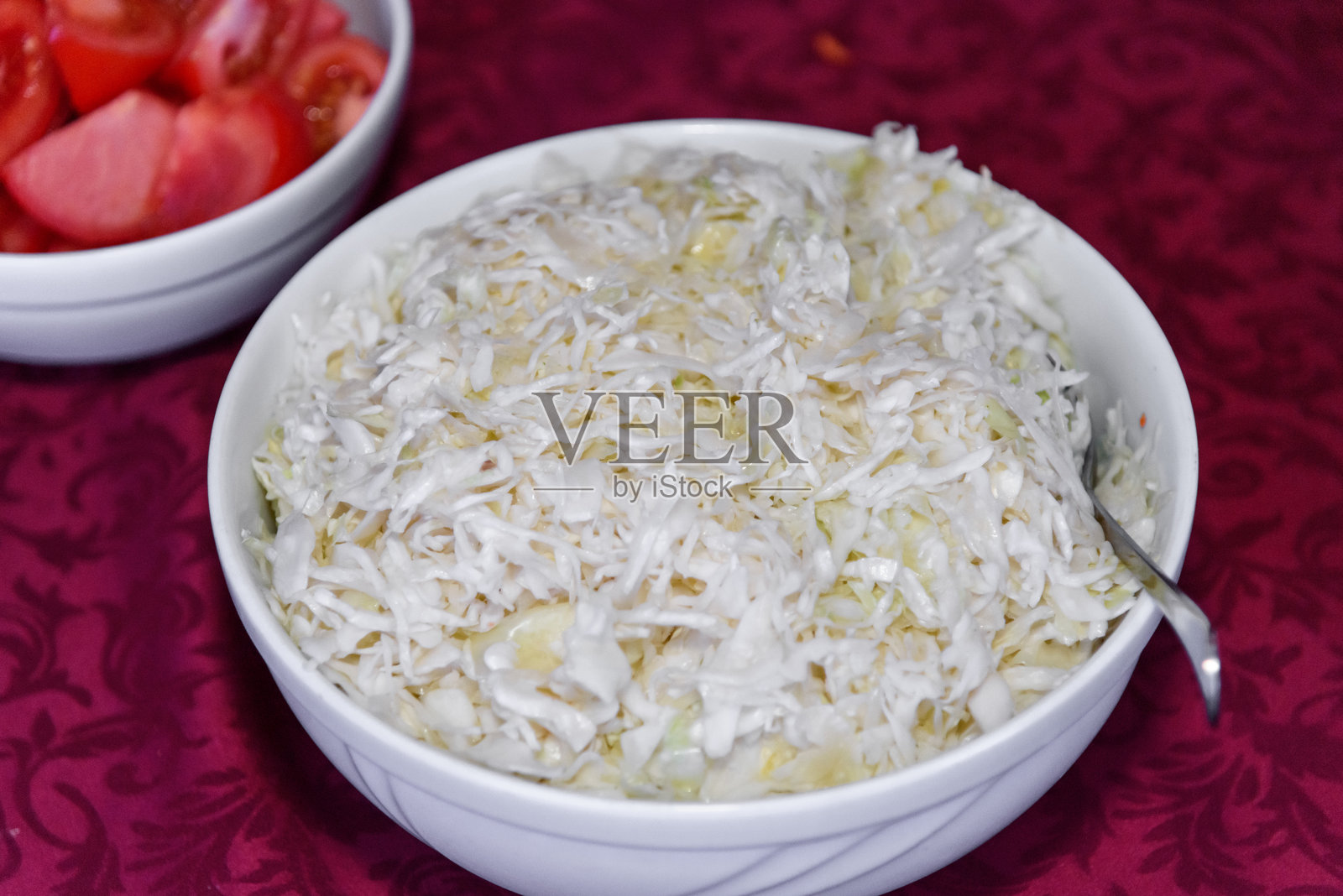 桌子上的卷心菜沙拉照片摄影图片