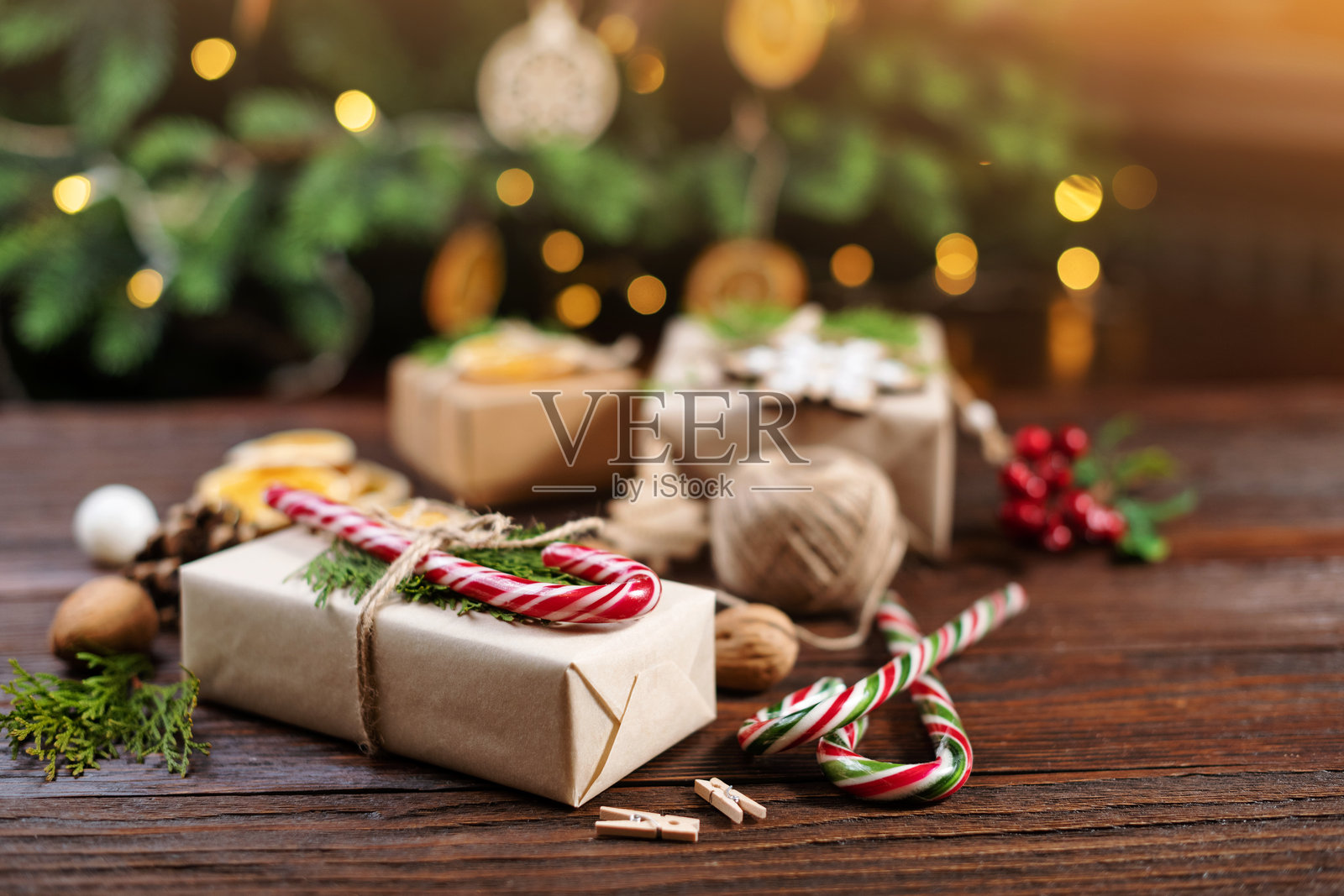 圣诞节与零浪费，环保包装礼物放在圣诞树下的木质背景上。可持续的圣诞节假日概念。照片摄影图片