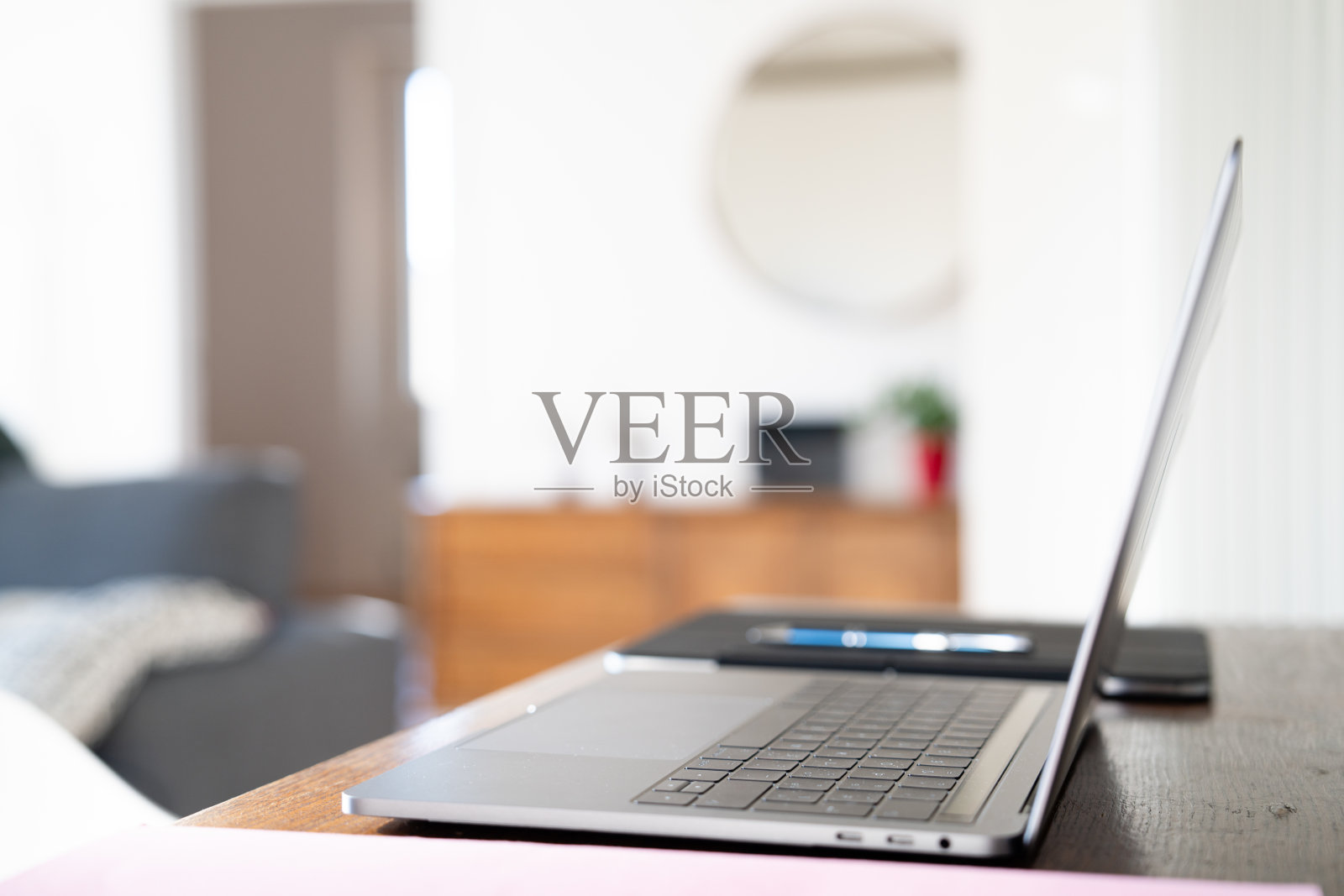 现代笔记本电脑放在舒适的家庭办公室桌子上照片摄影图片