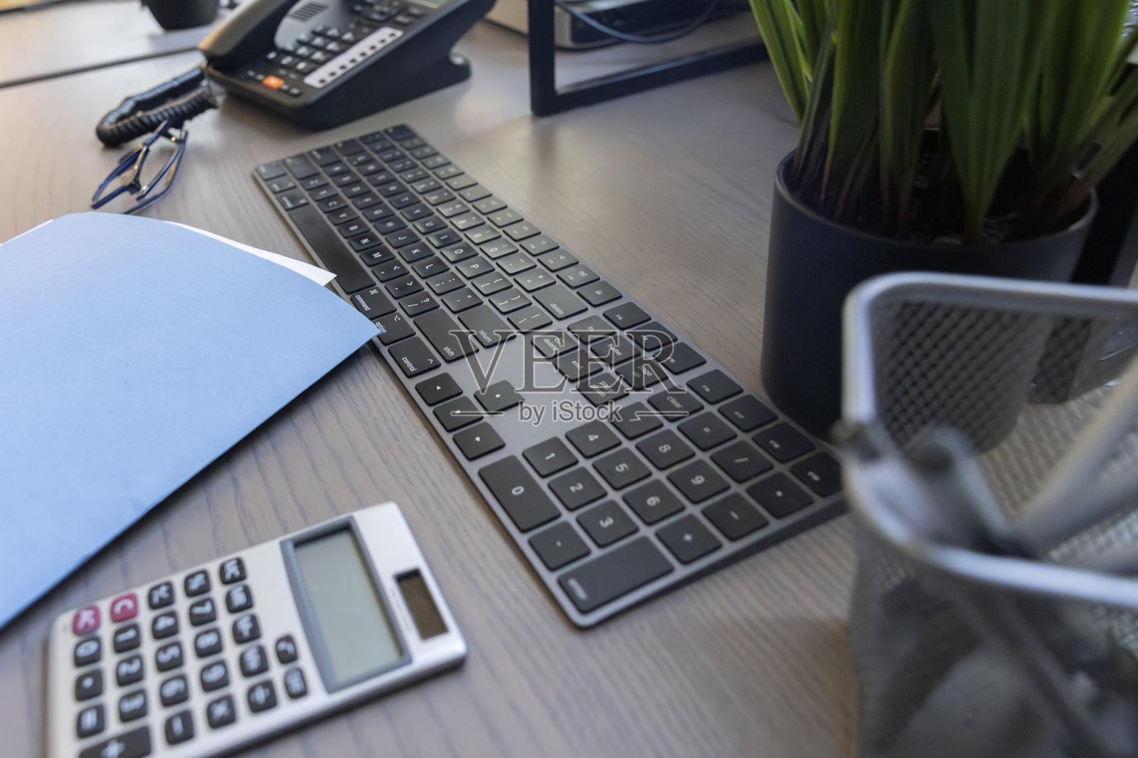 办公室里的电脑桌场景照片摄影图片