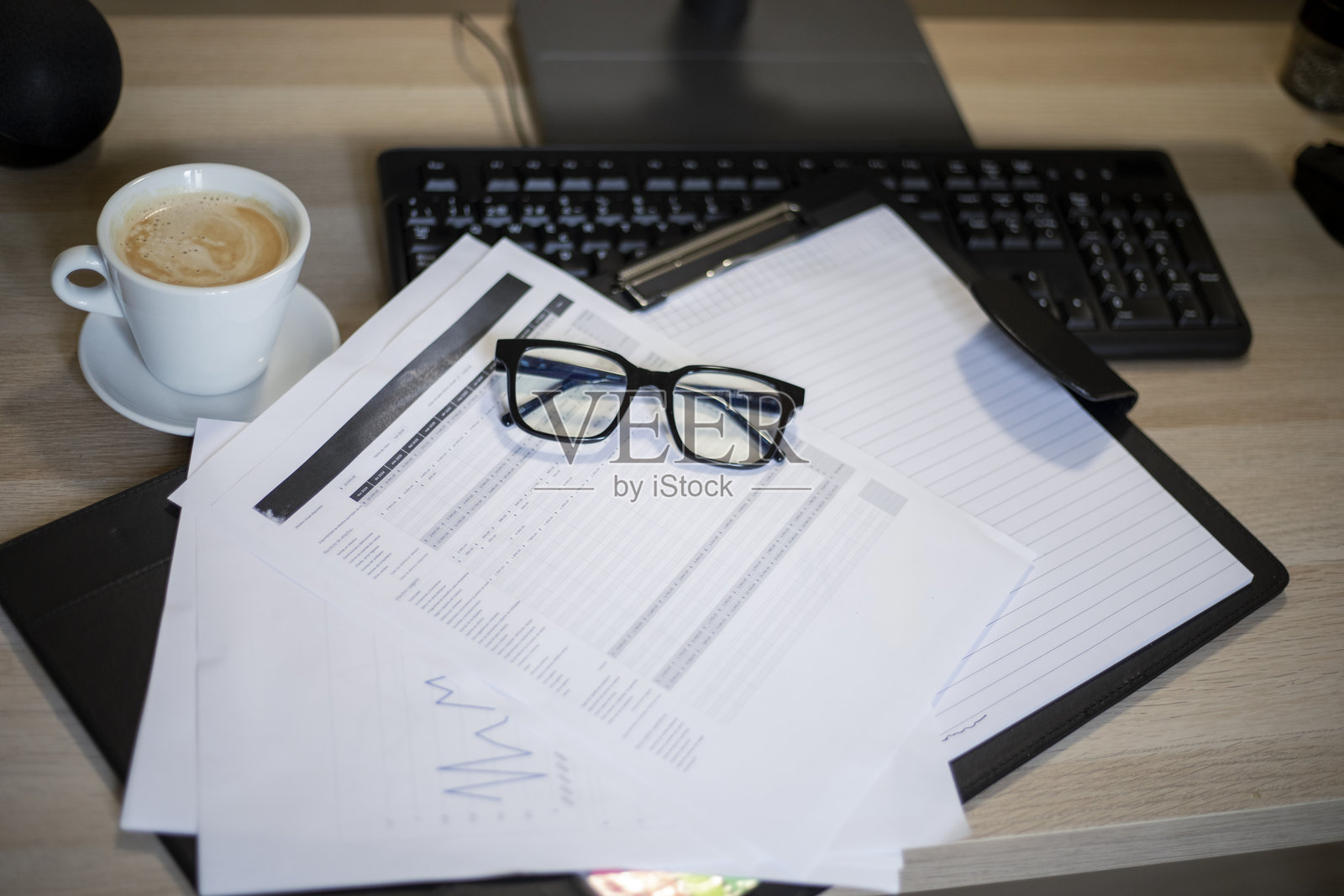 桌子上的办公用品照片摄影图片