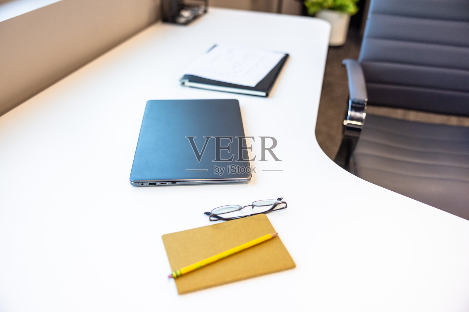 办公室里的椅子和桌子照片摄影图片