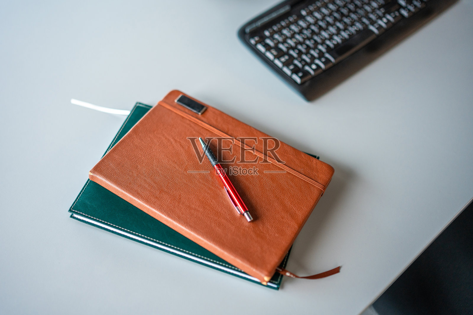 办公桌必备物品照片摄影图片