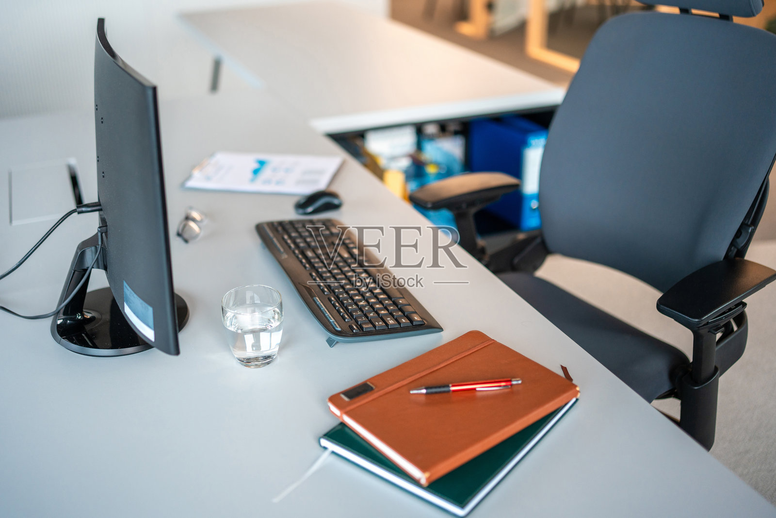 现代办公室桌面设置照片摄影图片