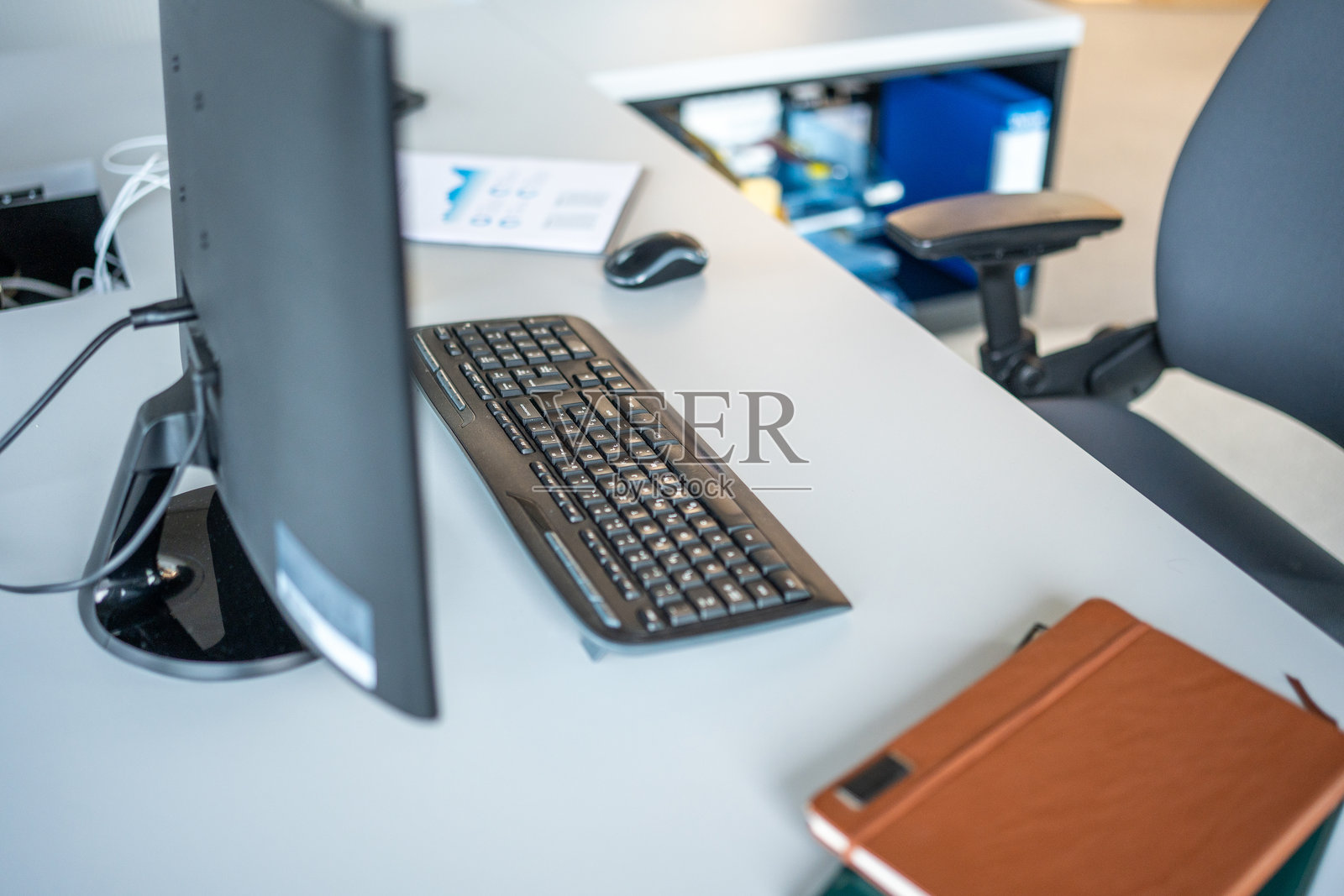 现代办公室工作空间与数字工具照片摄影图片