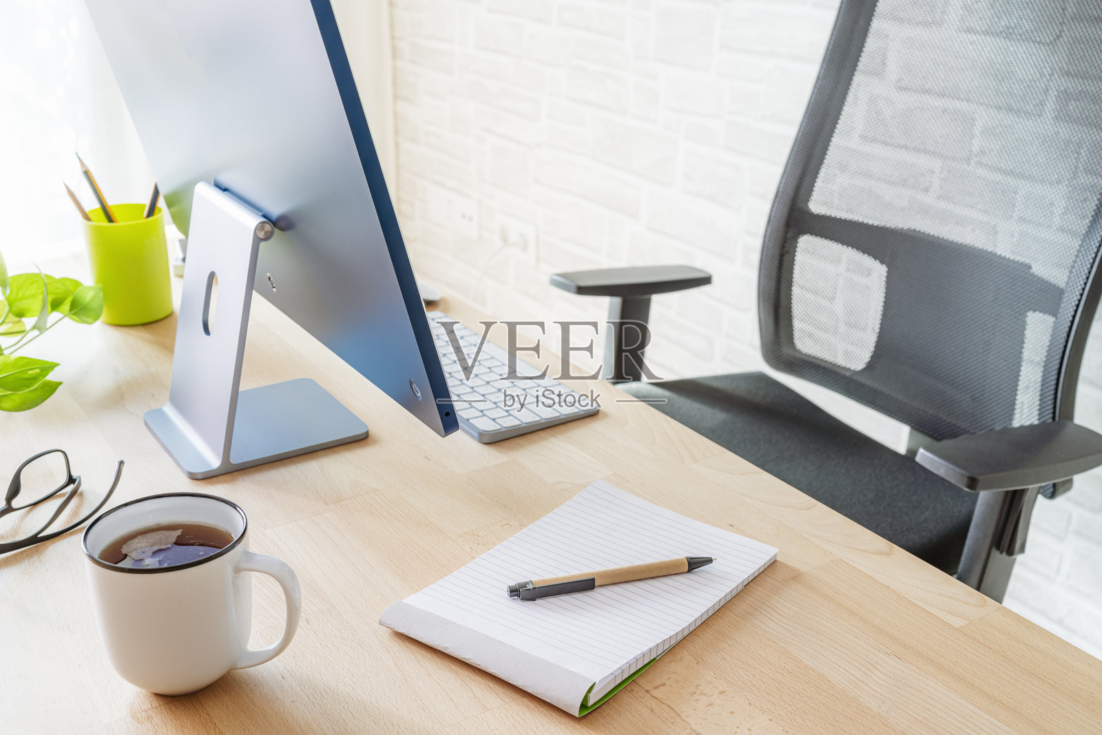 现代办公桌的高角度视图照片摄影图片