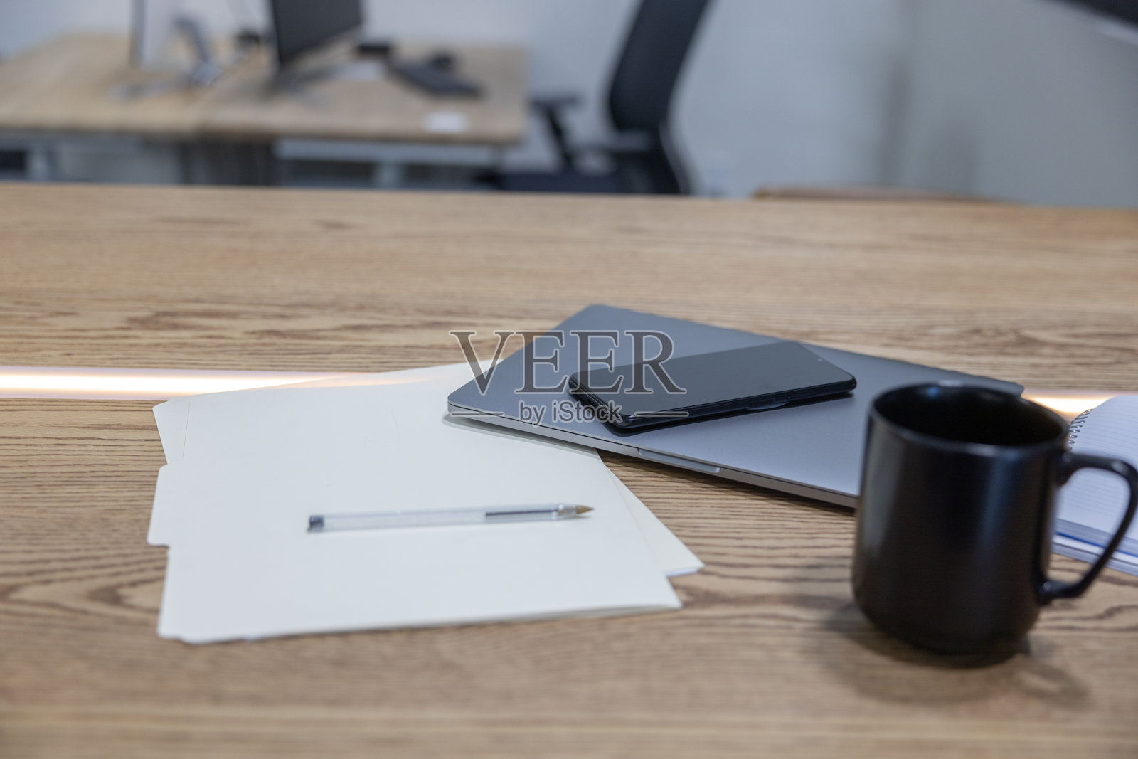 办公室内的电脑桌场景照片摄影图片