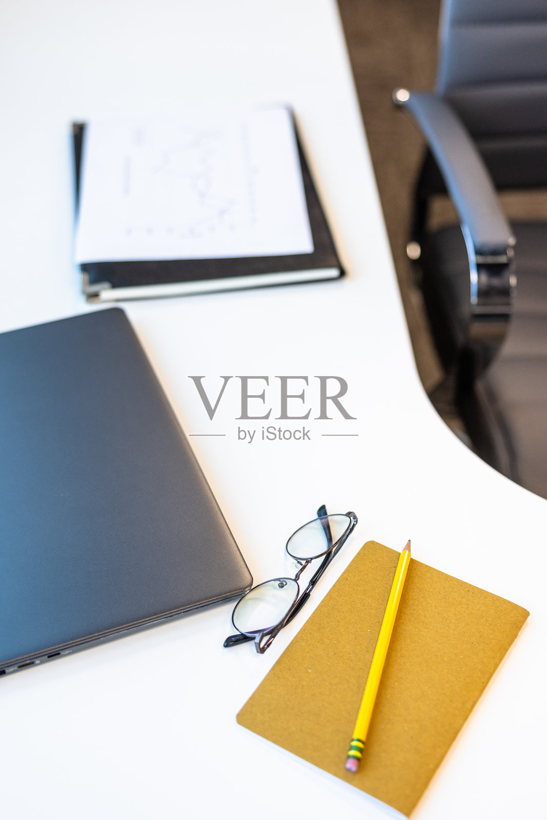 办公室桌面俯视图，上面摆放着各种文具用品照片摄影图片