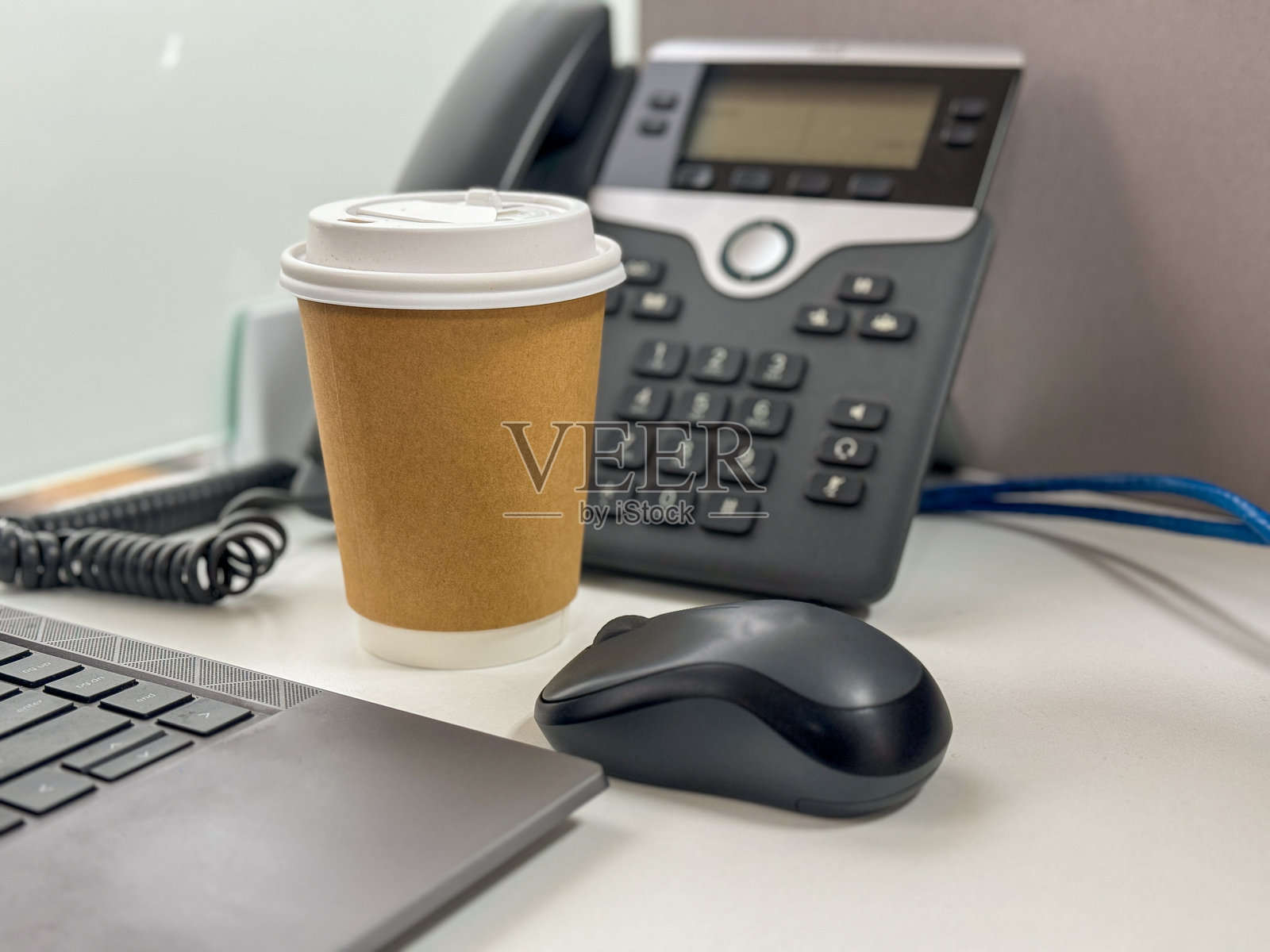 办公桌上的一杯咖啡照片摄影图片