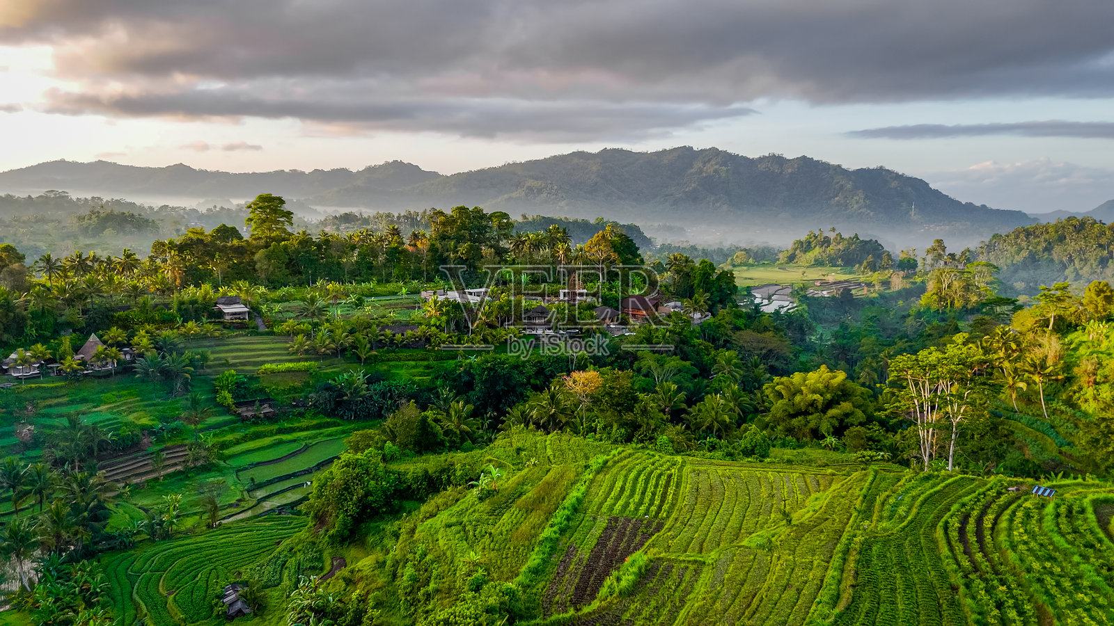 日出时分的阿贡山鸟瞰，阿贡火山与稻田的美丽景色，西德门谷的梯田鸟瞰。照片摄影图片