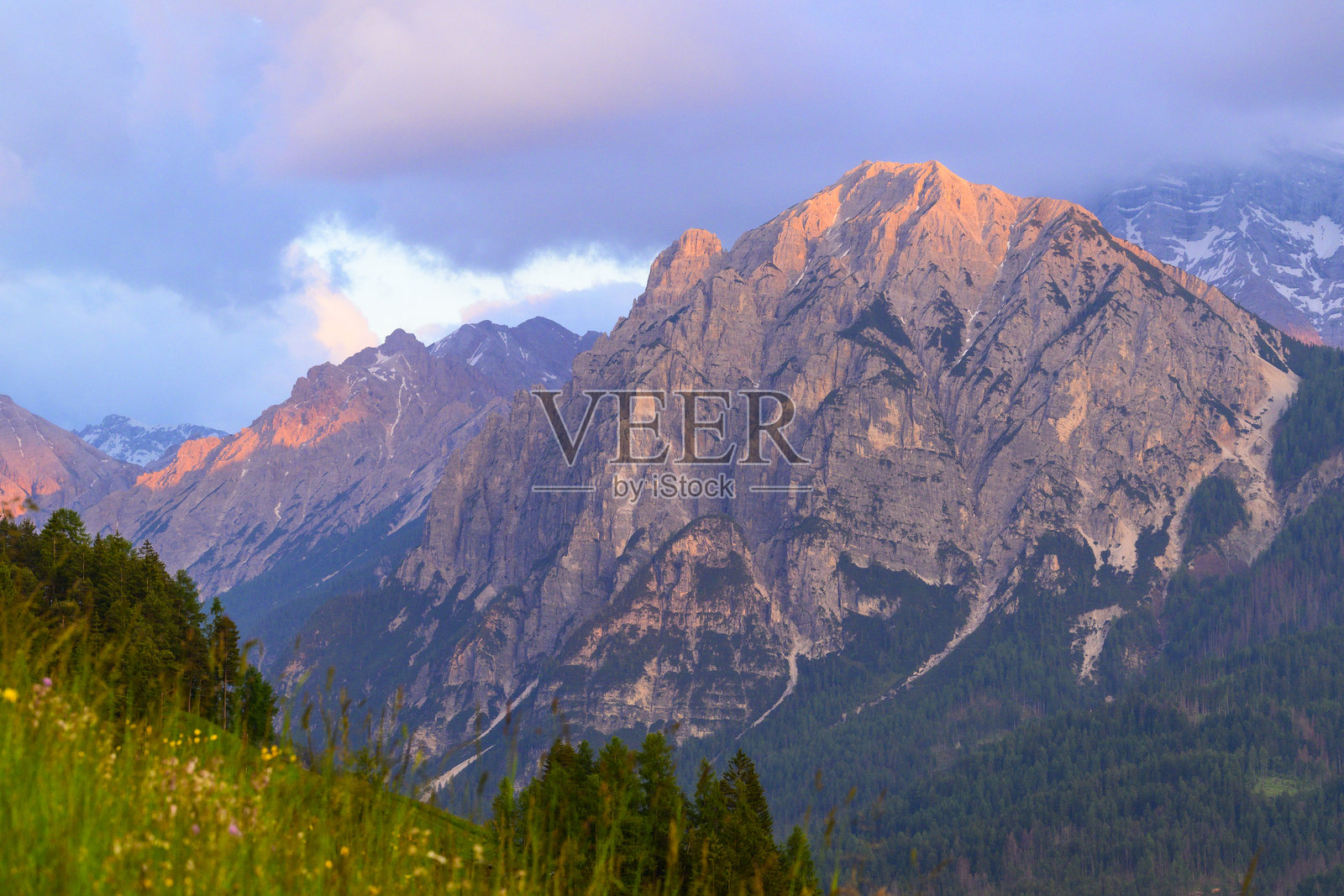 多洛米蒂山脉上空的云彩照片摄影图片