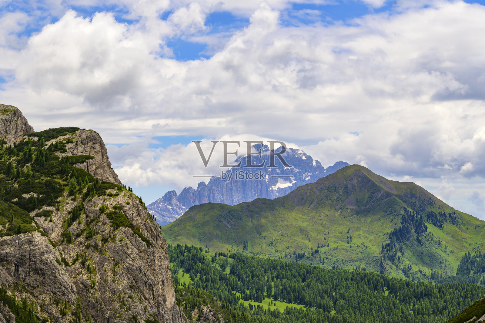 从瓦尔帕罗拉山口俯瞰多洛米蒂山脉的景色照片摄影图片