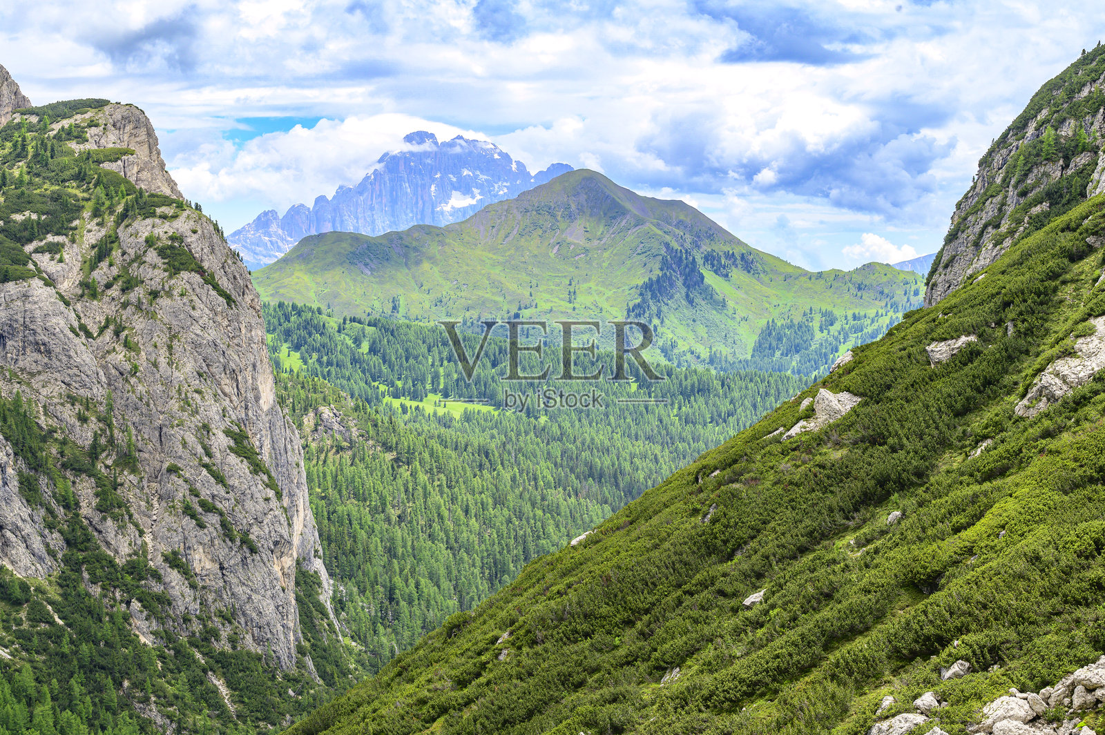 从瓦尔帕罗拉山口俯瞰多洛米蒂山脉的景色照片摄影图片