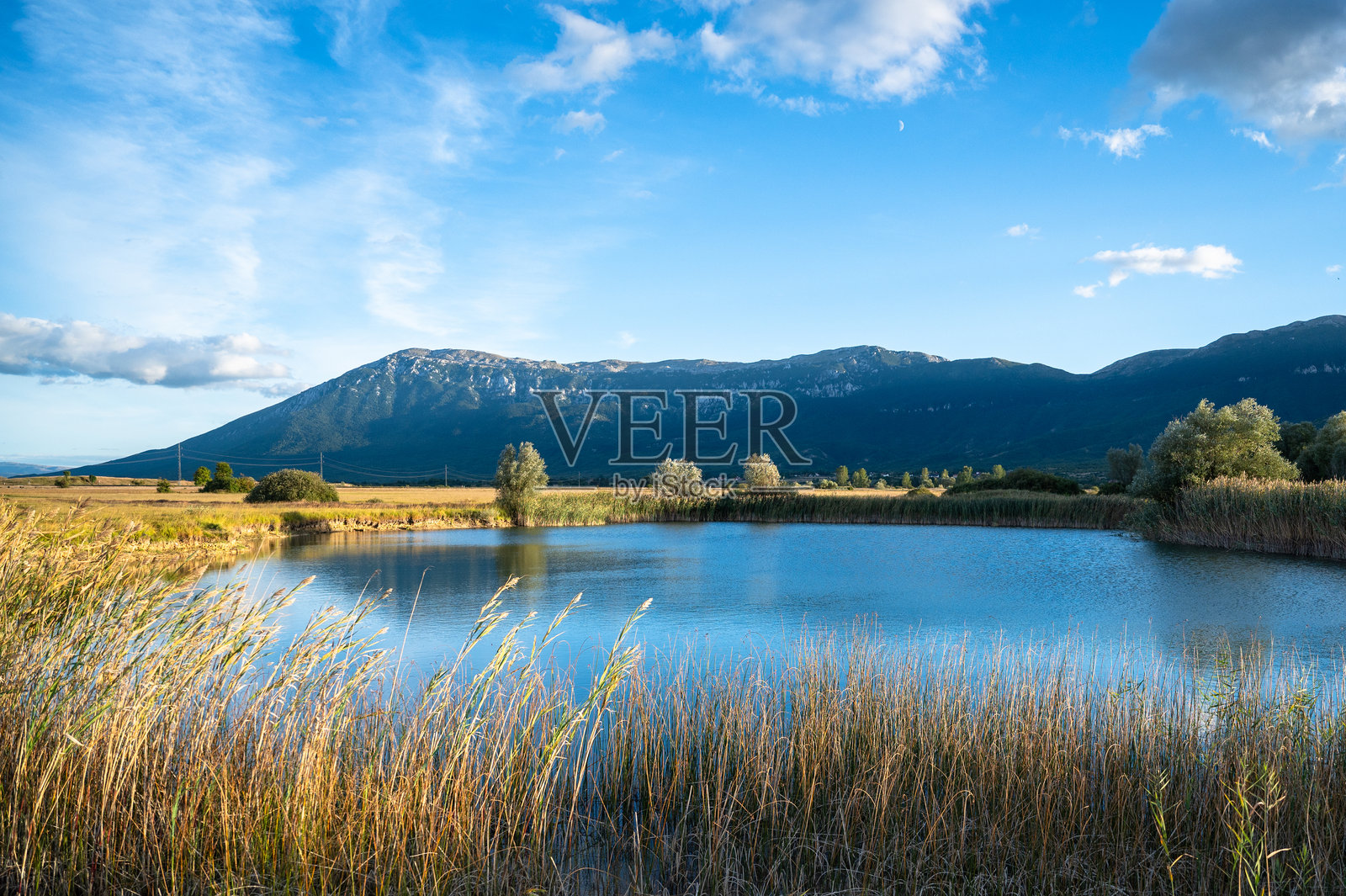 宁静的山间湖泊照片摄影图片