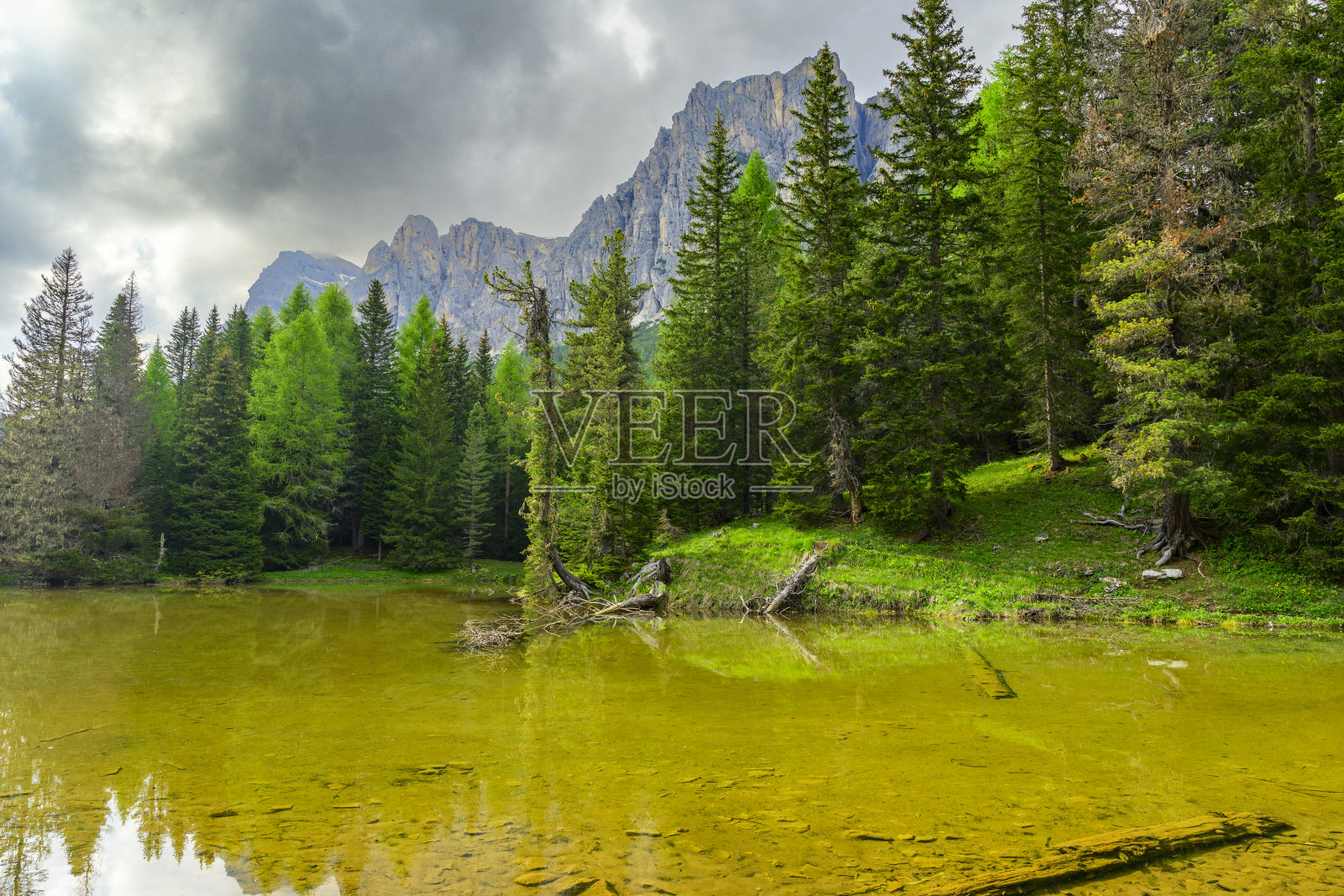 多洛米蒂山脉春季的多内斯湖照片摄影图片
