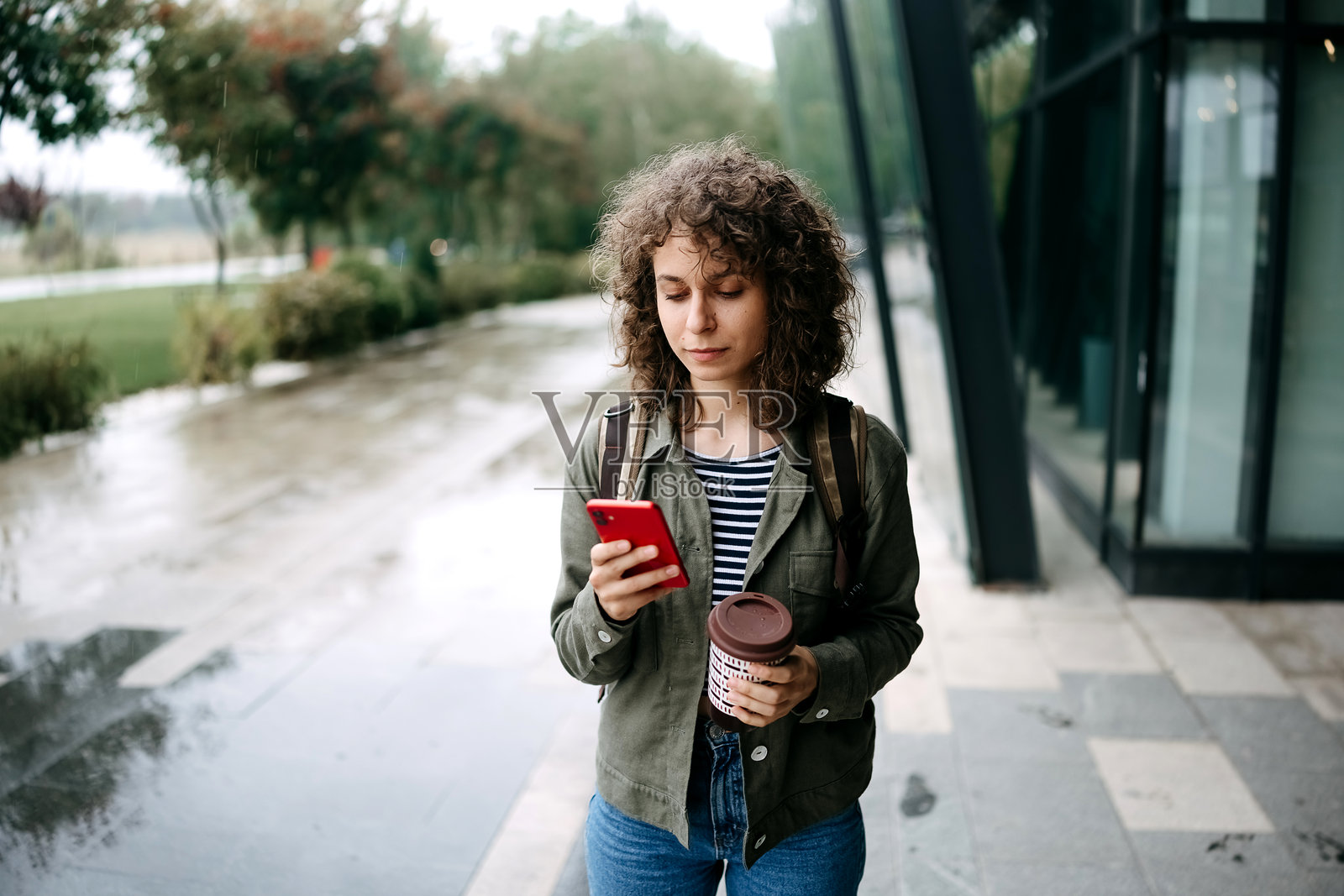 美丽的年轻女性在使用智能手机照片摄影图片