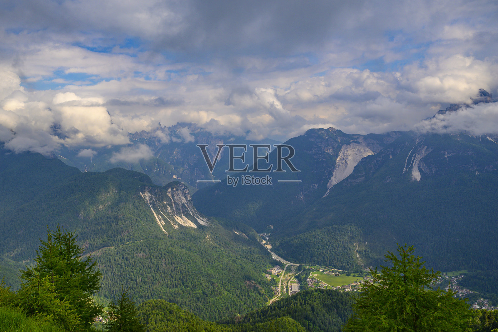 意大利多洛米蒂山的蒙特·庞塔视角照片摄影图片