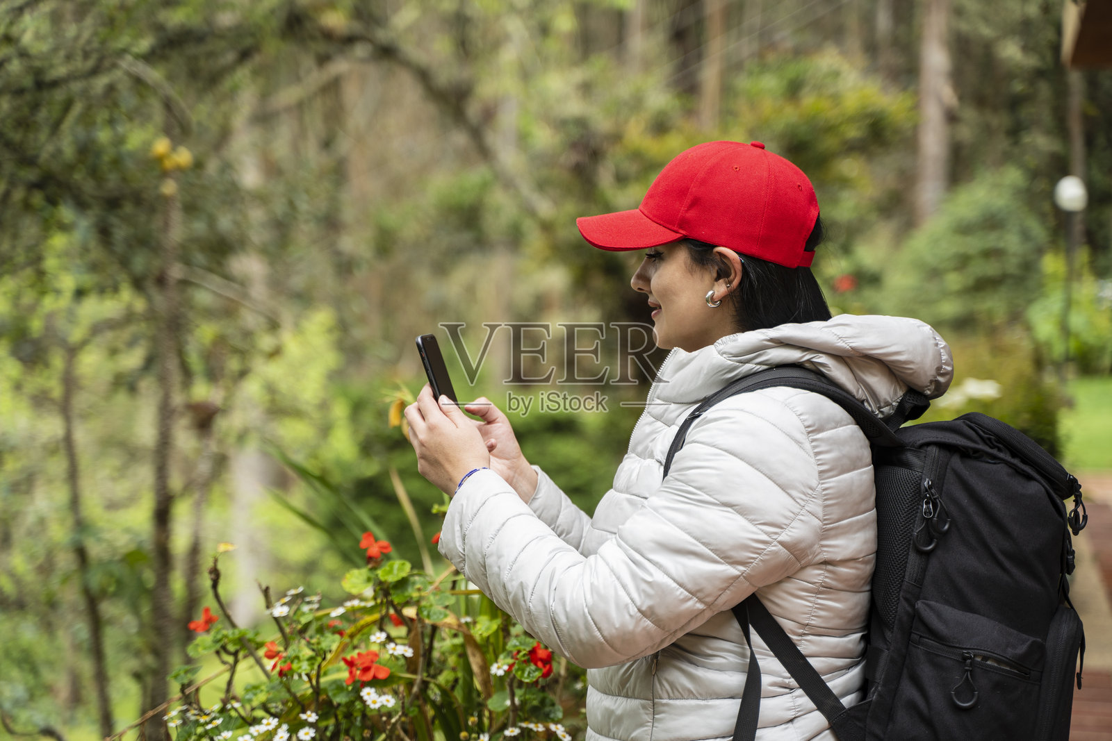 手持手机的旅行女性照片摄影图片