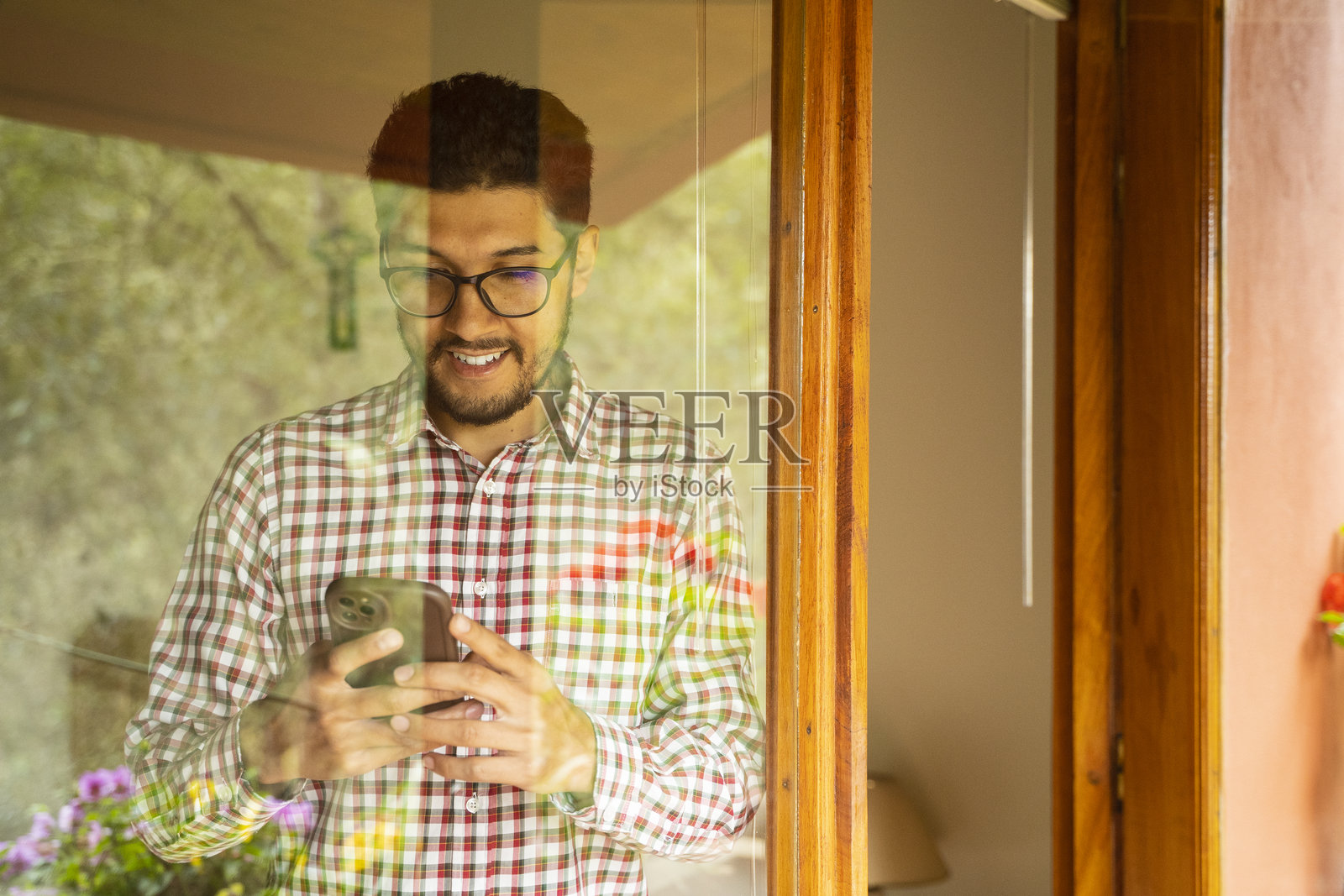 在家中使用手机的男人照片摄影图片