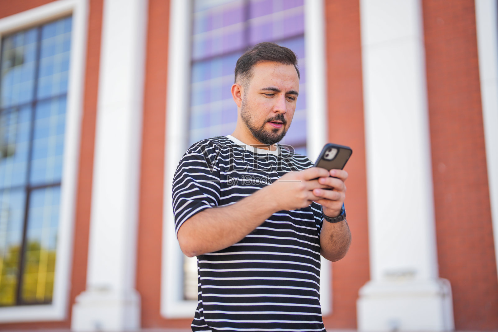 男人看着手机照片摄影图片