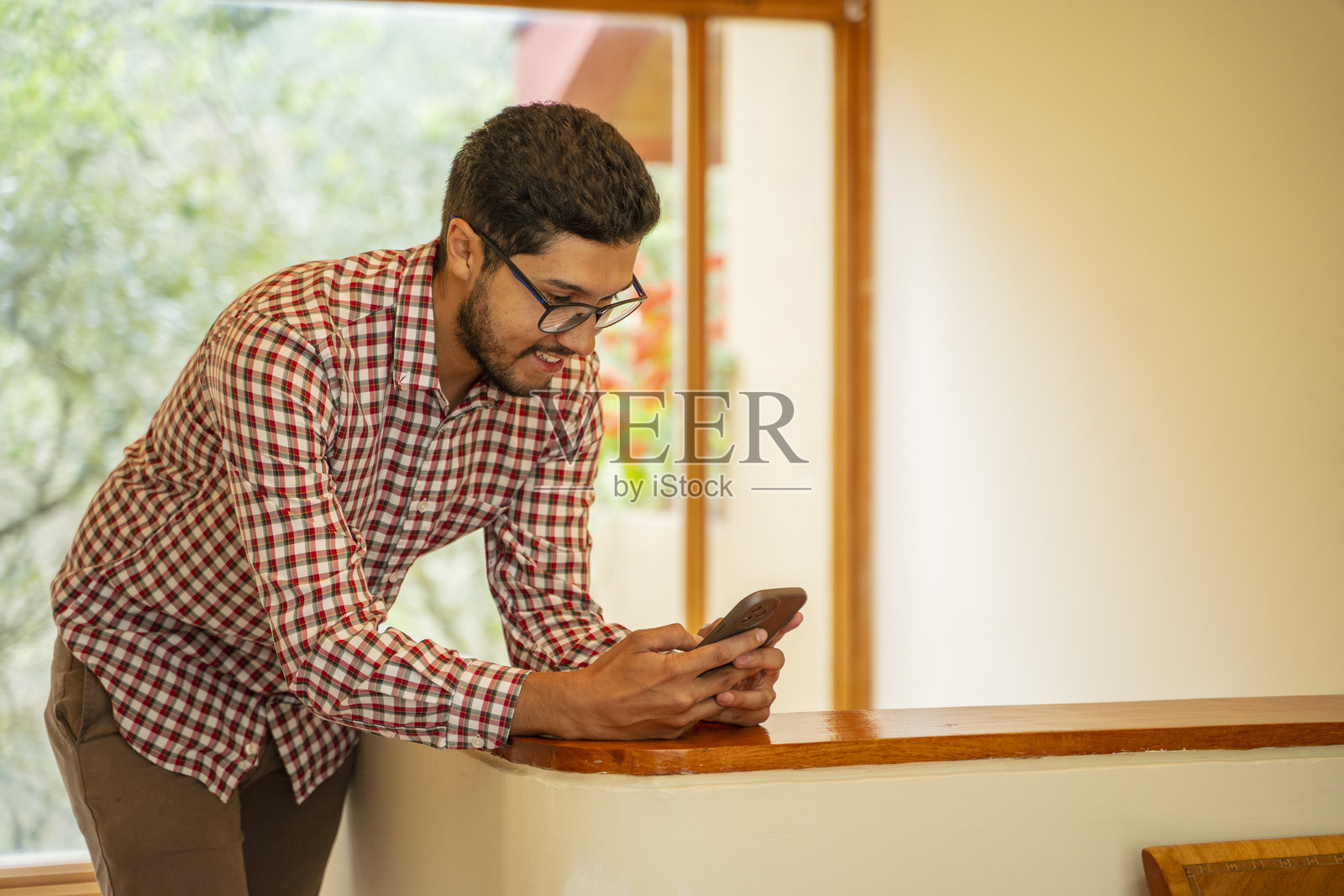 在家中使用手机的男人照片摄影图片