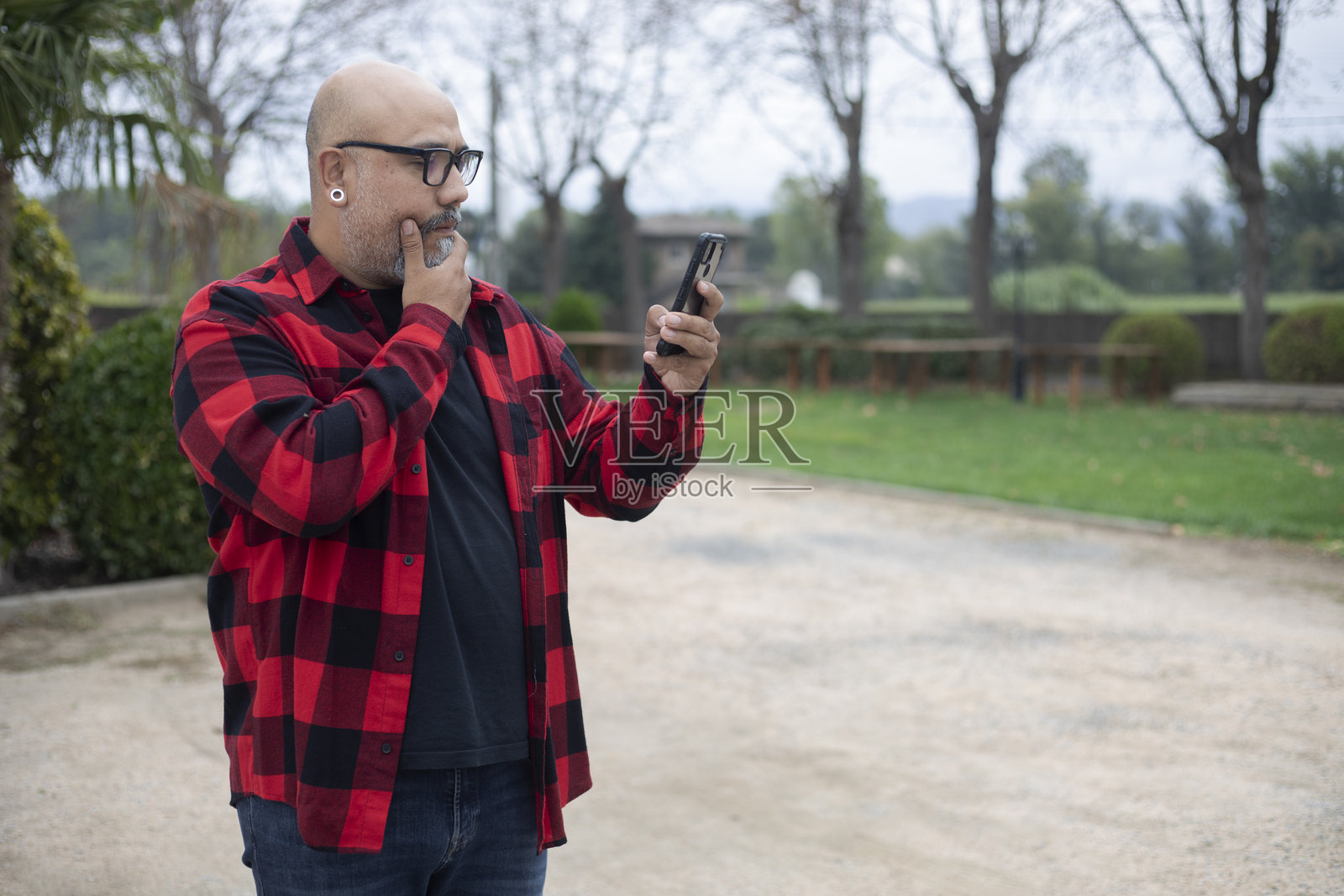 户外使用手机的男人照片摄影图片