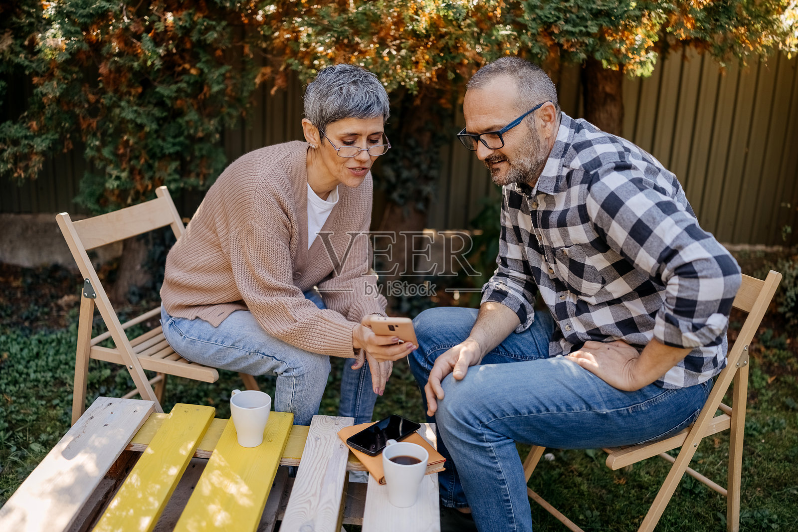 一对情侣正在使用手机照片摄影图片
