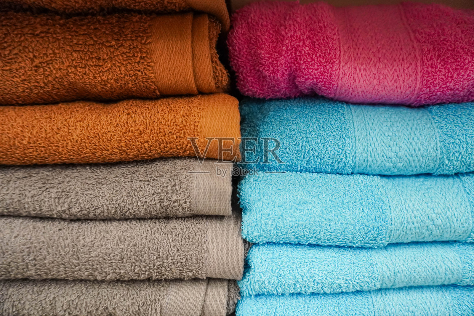 超市中五颜六色的毛巾堆叠特写照片摄影图片