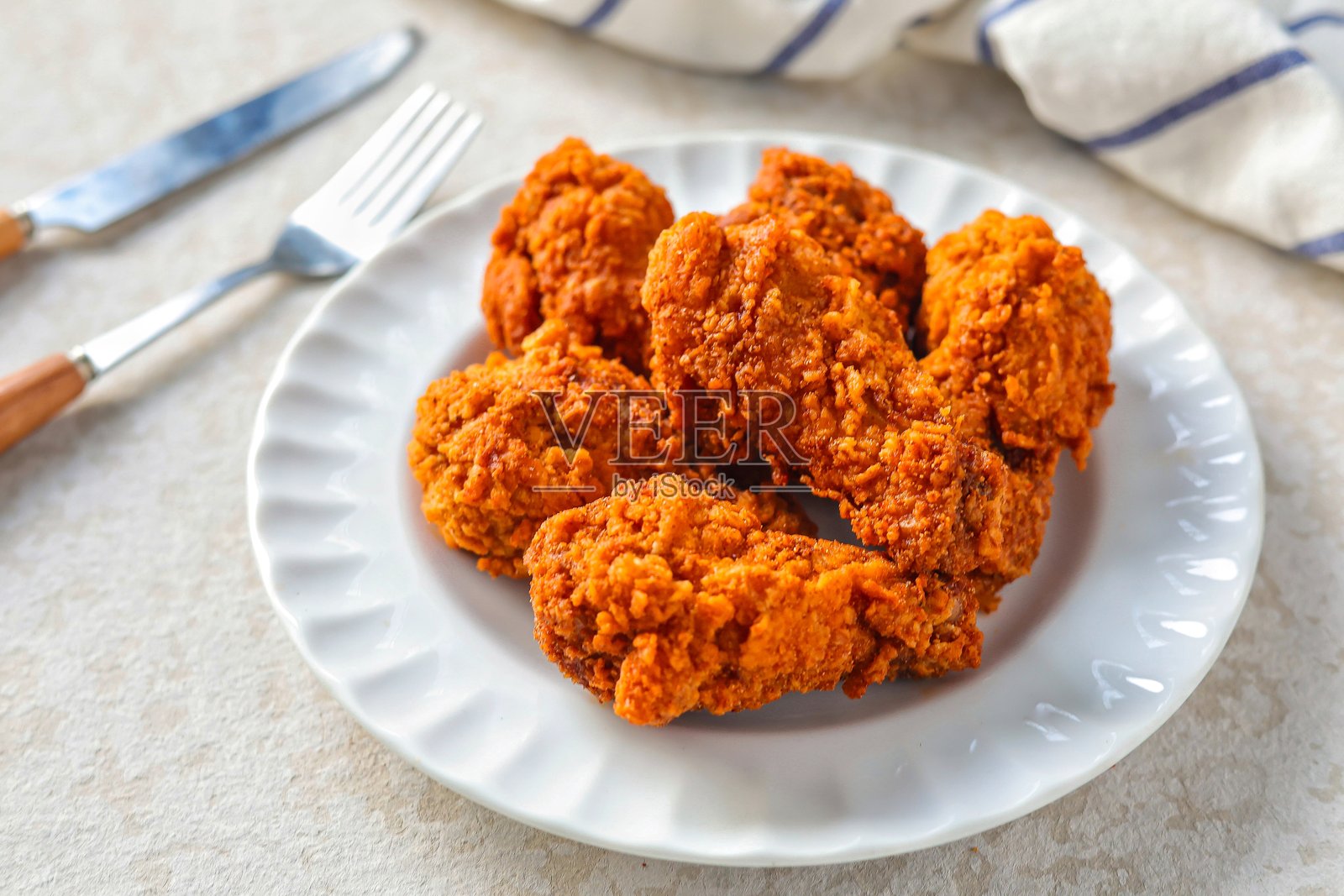 水泥背景上的炸热辣鸡翅照片摄影图片