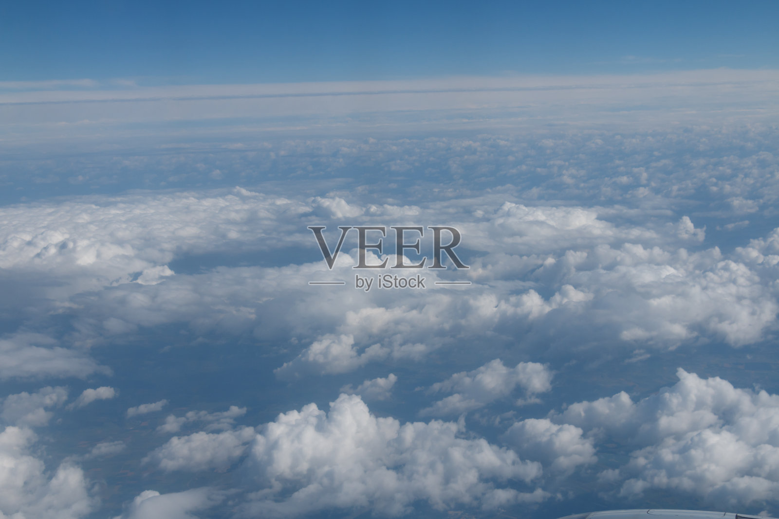 飞机窗外的云层景观。照片摄影图片