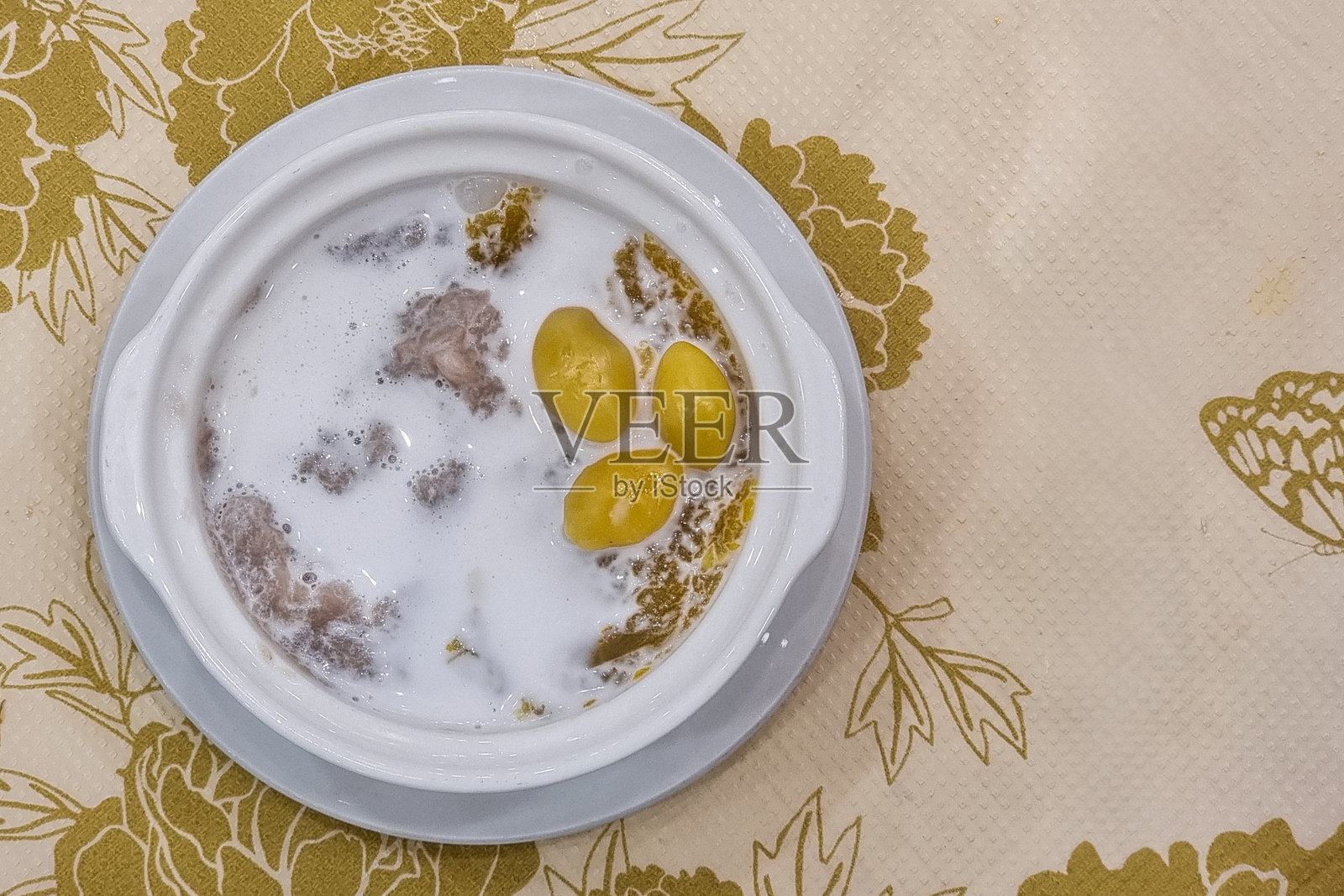 一份传统潮州甜点芋泥，主要由芋头和银杏制成。照片摄影图片