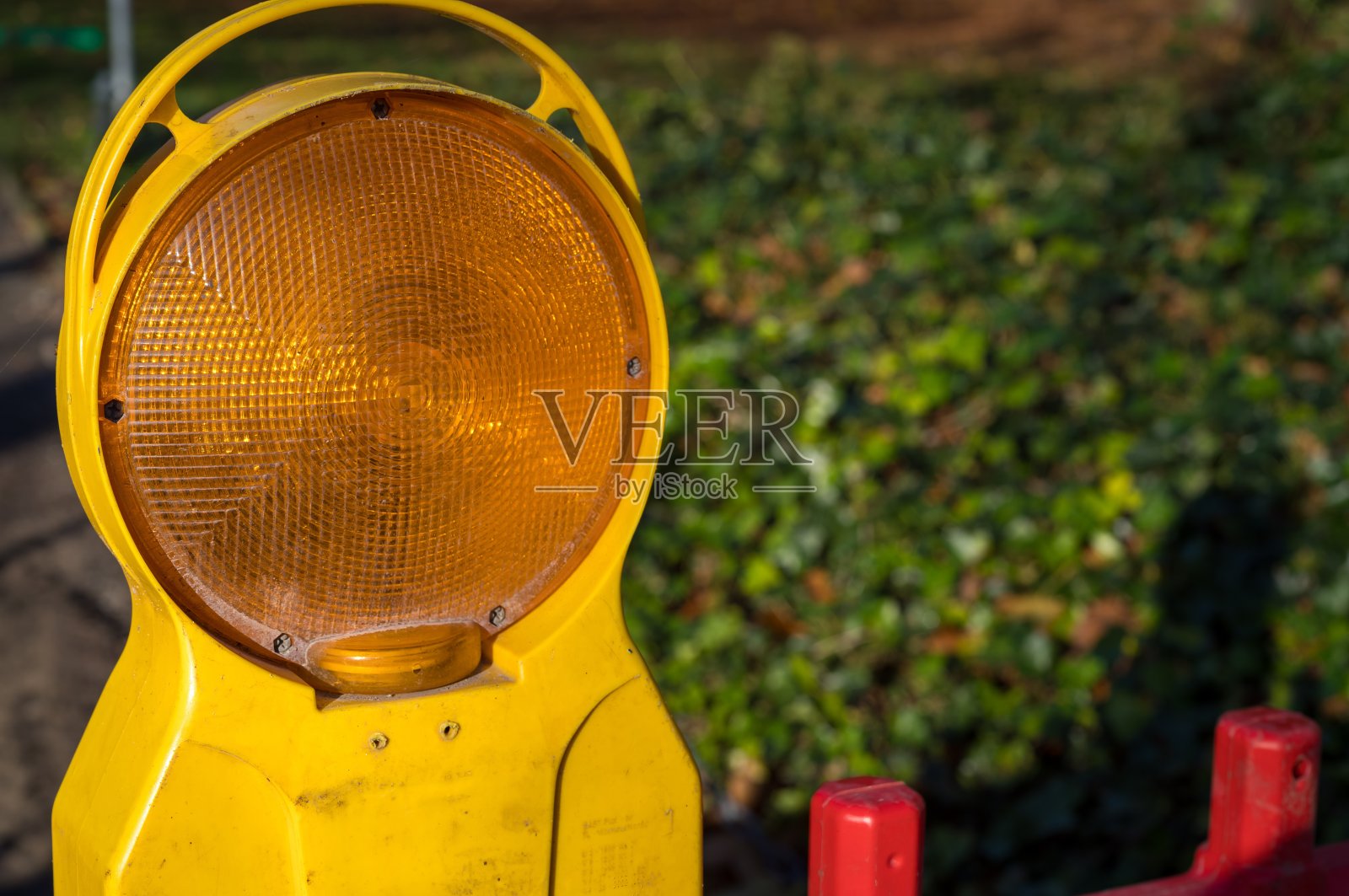 黄色警告灯保护道路施工，发出危险信号照片摄影图片