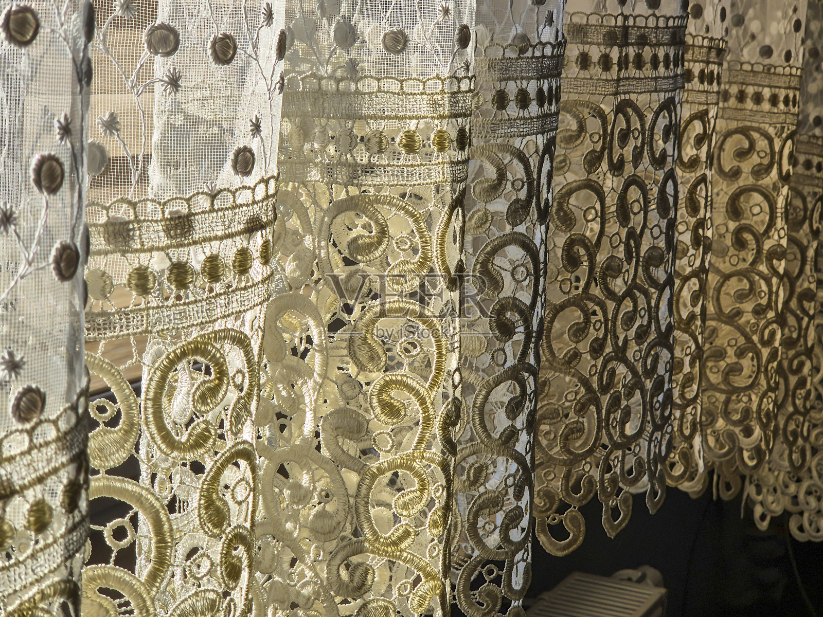 阳光下的装饰蕾丝窗帘投射出复杂的阴影照片摄影图片